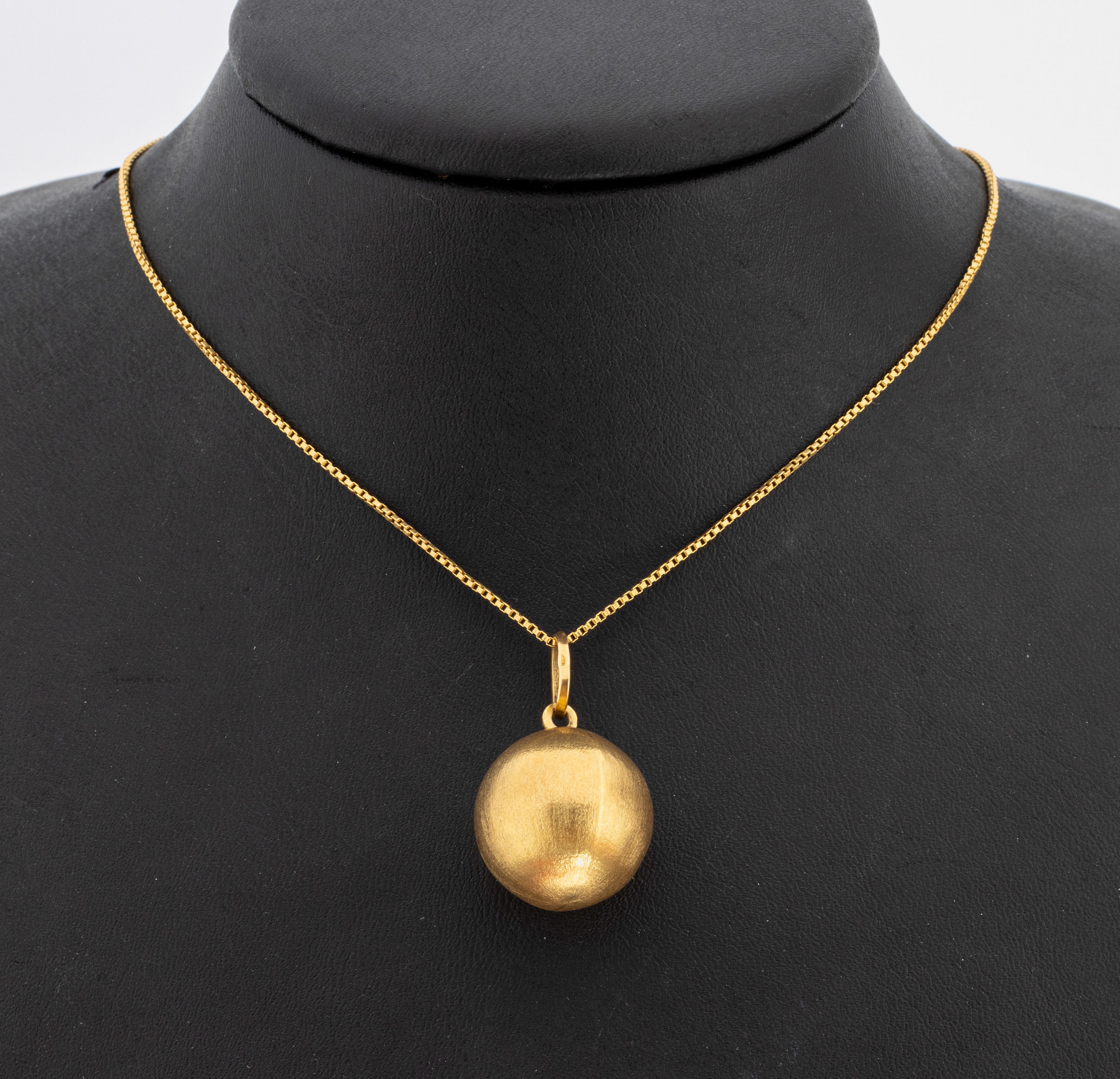 18 kt Gold Kugel-Anhänger, GG 750/000, gebürstet, an Kette L. ca. 80 cm, Federringschließe, ca. 11.6 g