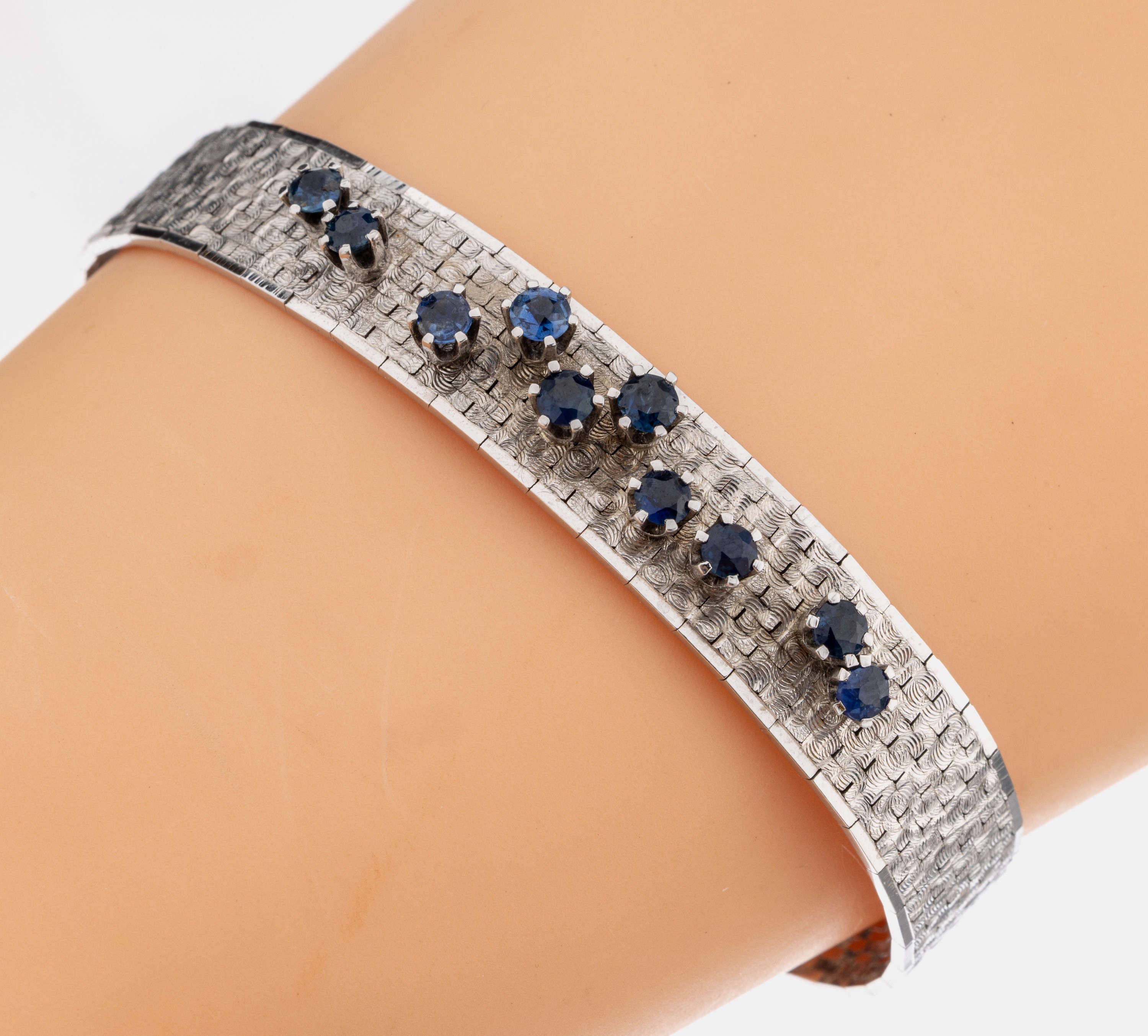 14 kt Gold Saphir-Armband, WG 585/000, 10 rundfacett. Saphire zus. ca. 8.0 ct, L. ca. 17 cm, Kastenschloss mit 2 Sicherheitsachten, ca. 23.7 g