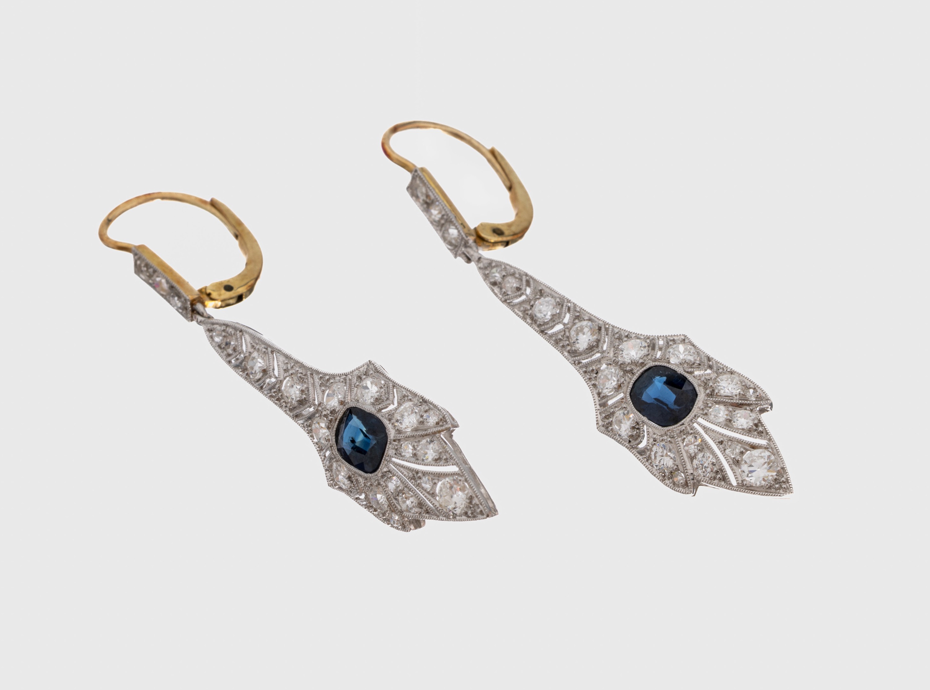 Paar 14 kt Gold Art-Deco Diamant-Saphir- Ohrgehänge, GG/WG 585/000, 2 ovalfacett. Saphire zus. ca. 1.0 ct, Altschliffdiamanten zus. ca. 1.25 ct ...