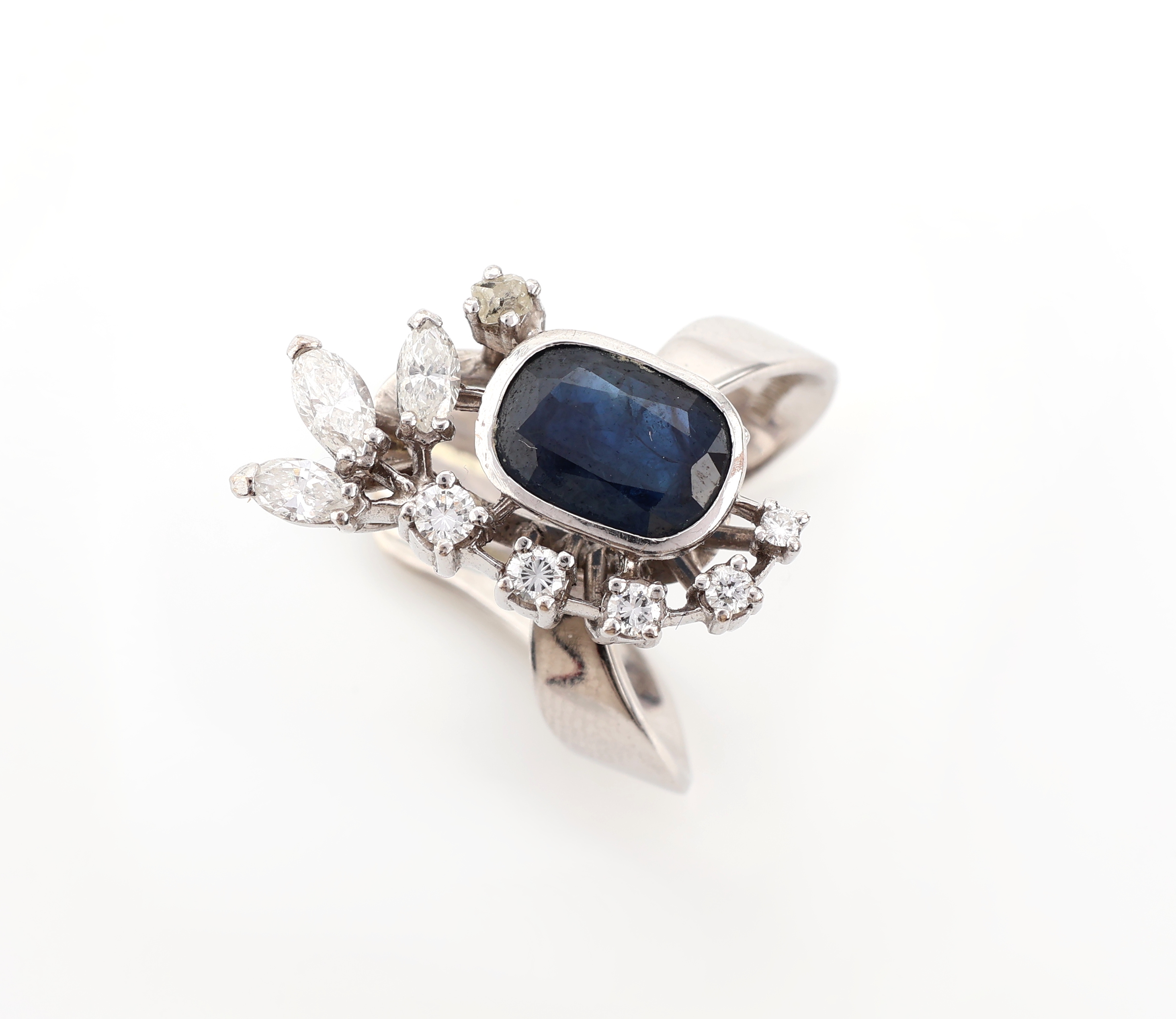 14 kt Gold Saphir-Diamant-Ring, WG 585/000,Saphir im Antikschliff ca. 1.60 ct, 5 Brillanten zus. ca. 0.15 ct Weiß/si, 3 Diamantnavettes zus. ca. ...