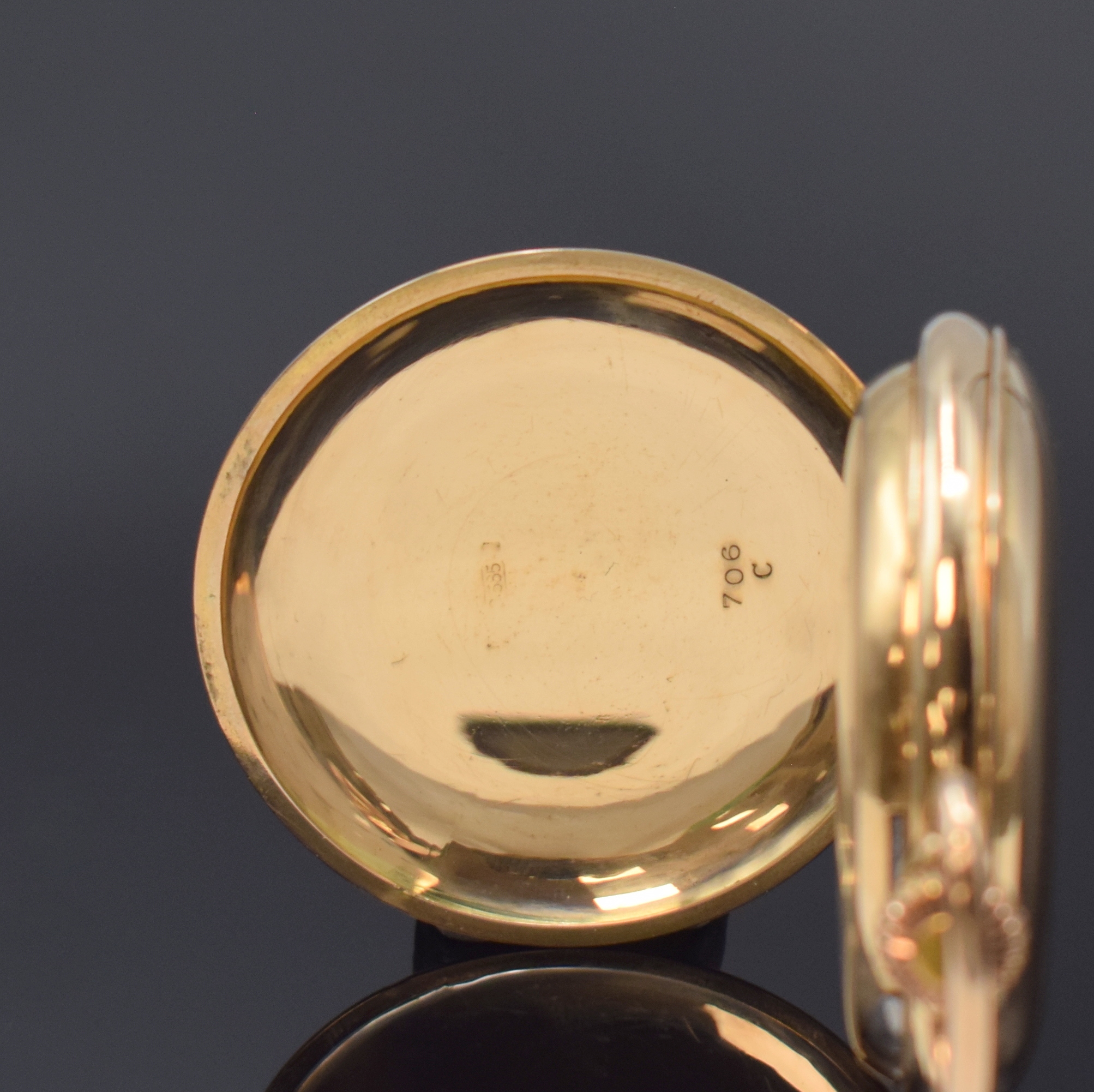 Detail a: Herrensavonette mit 1/4 Stunden-Repetition in GG 585/000, Schweiz um 1920, glattes 3- Deckel Goldgeh. dell., Schmuckmonogramm auf Rückdeckel, ...