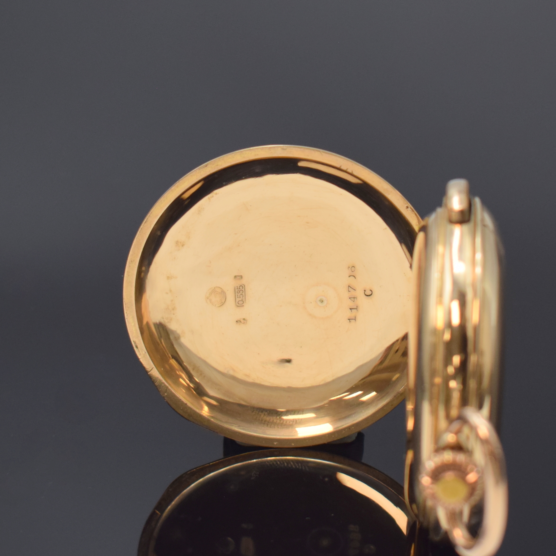 Detail d: Herrensavonette mit 1/4 Stunden-Repetition in GG 585/000, Schweiz um 1920, glattes 3- Deckel Goldgeh. dell., Schmuckmonogramm auf Rückdeckel, ...