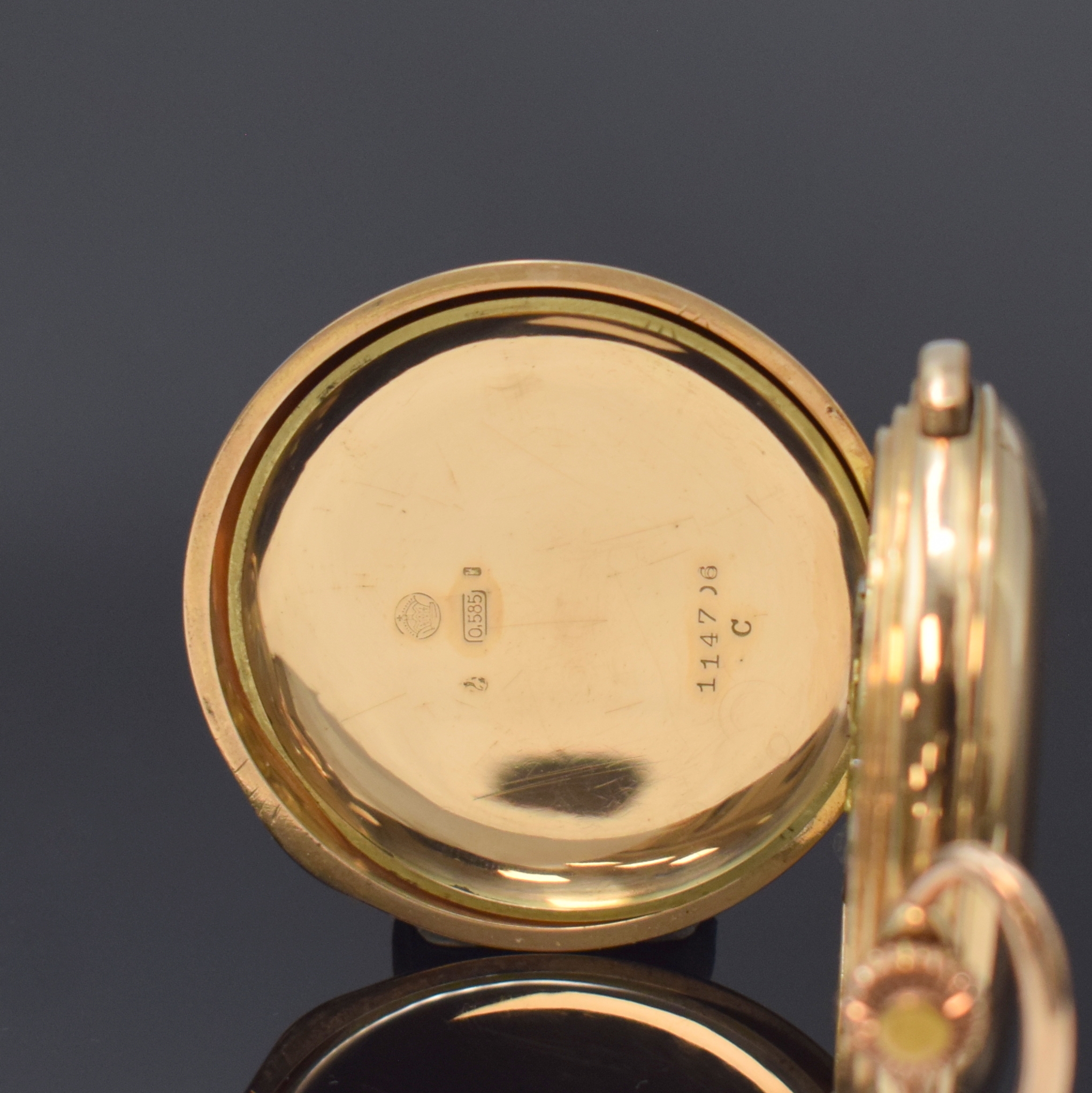 Detail f: Herrensavonette mit 1/4 Stunden-Repetition in GG 585/000, Schweiz um 1920, glattes 3- Deckel Goldgeh. dell., Schmuckmonogramm auf Rückdeckel, ...