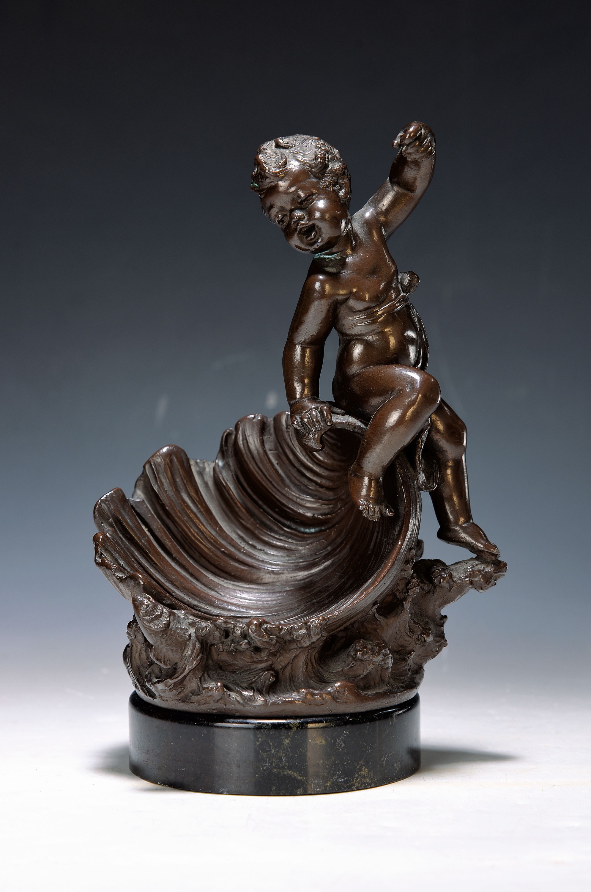 Alois Mayer,1855 Füssen - 1939 München, vollplatische Bronzefigur, Amorette auf Muschel, braun patiniert, signiert, runder Steinsockel, H. ca. 25 cm