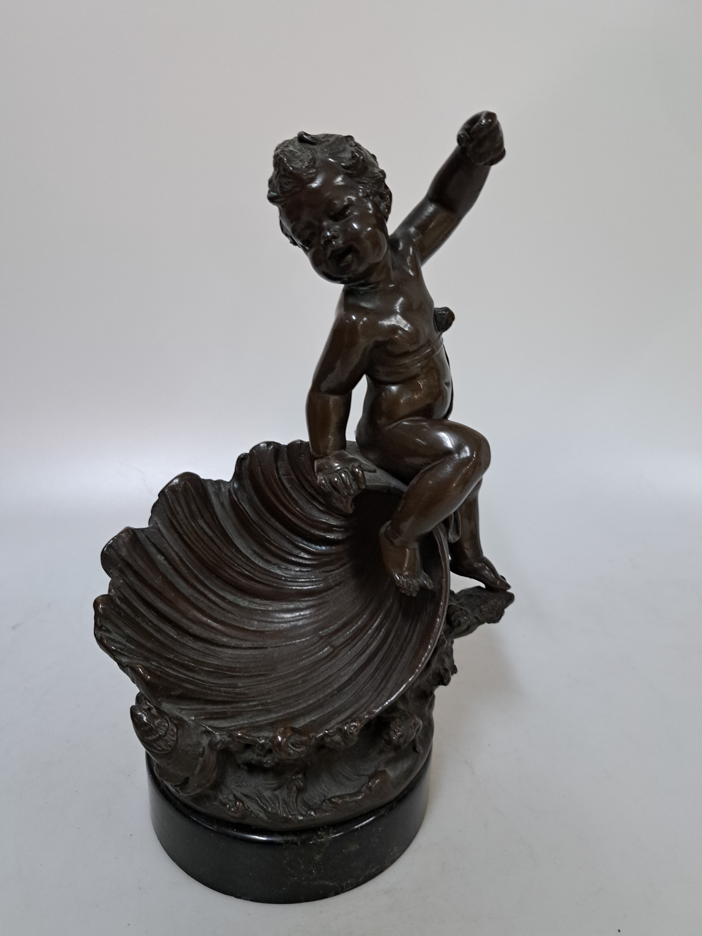 Detail a: Alois Mayer,1855 Füssen - 1939 München, vollplatische Bronzefigur, Amorette auf Muschel, braun patiniert, signiert, runder Steinsockel, H. ca. 25 cm