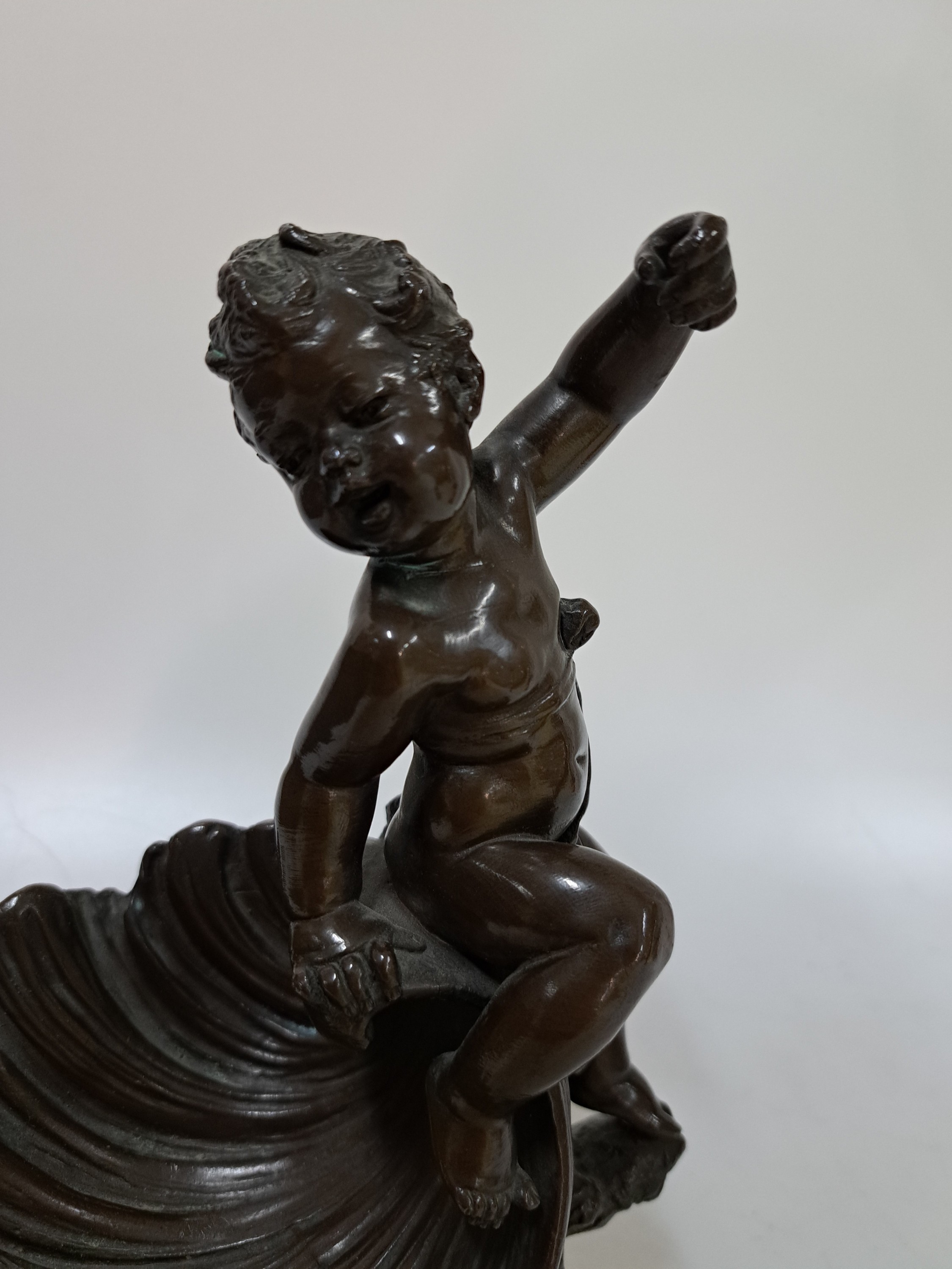 Detail b: Alois Mayer,1855 Füssen - 1939 München, vollplatische Bronzefigur, Amorette auf Muschel, braun patiniert, signiert, runder Steinsockel, H. ca. 25 cm