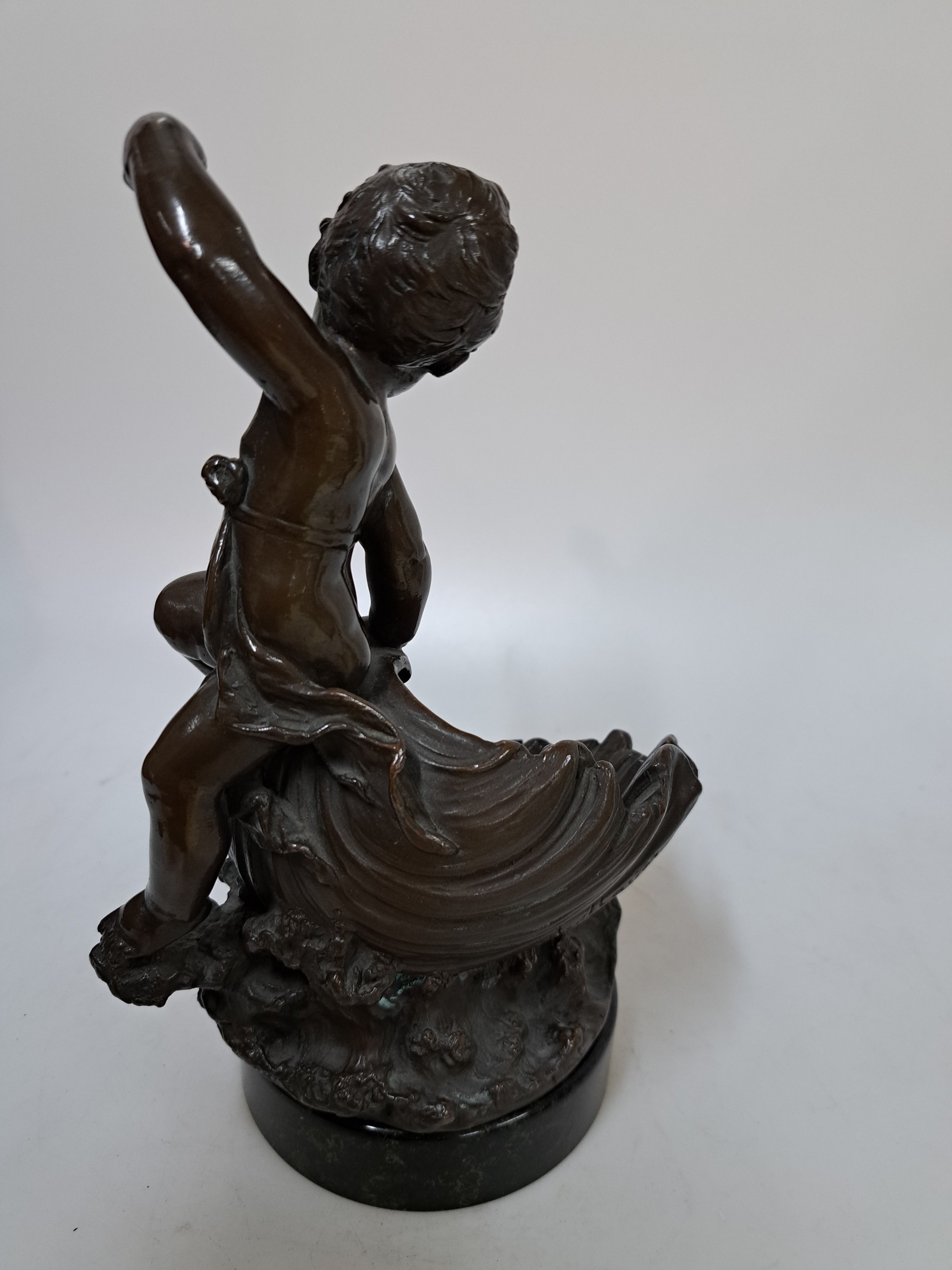 Detail c: Alois Mayer,1855 Füssen - 1939 München, vollplatische Bronzefigur, Amorette auf Muschel, braun patiniert, signiert, runder Steinsockel, H. ca. 25 cm