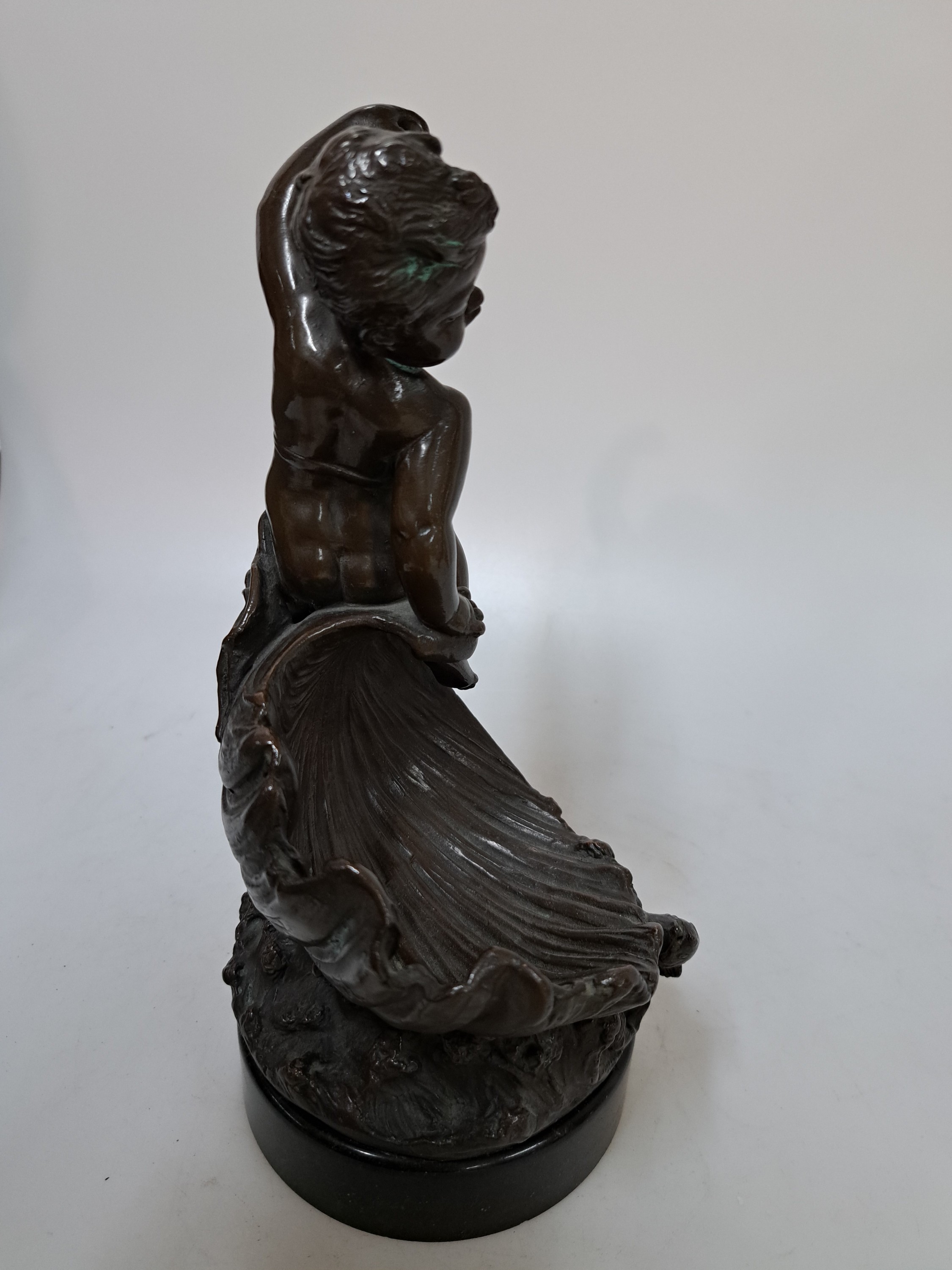 Detail d: Alois Mayer,1855 Füssen - 1939 München, vollplatische Bronzefigur, Amorette auf Muschel, braun patiniert, signiert, runder Steinsockel, H. ca. 25 cm