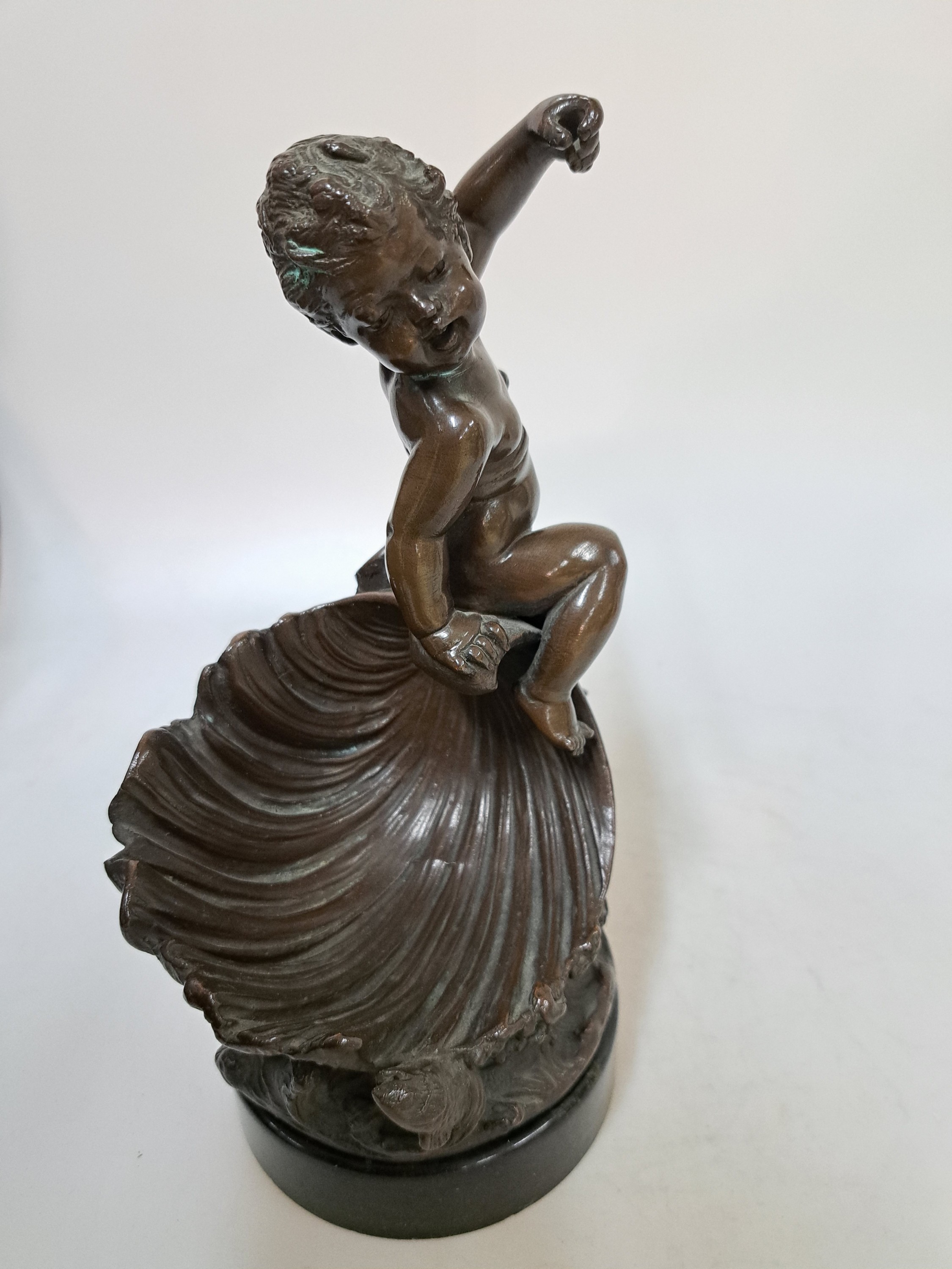 Detail e: Alois Mayer,1855 Füssen - 1939 München, vollplatische Bronzefigur, Amorette auf Muschel, braun patiniert, signiert, runder Steinsockel, H. ca. 25 cm