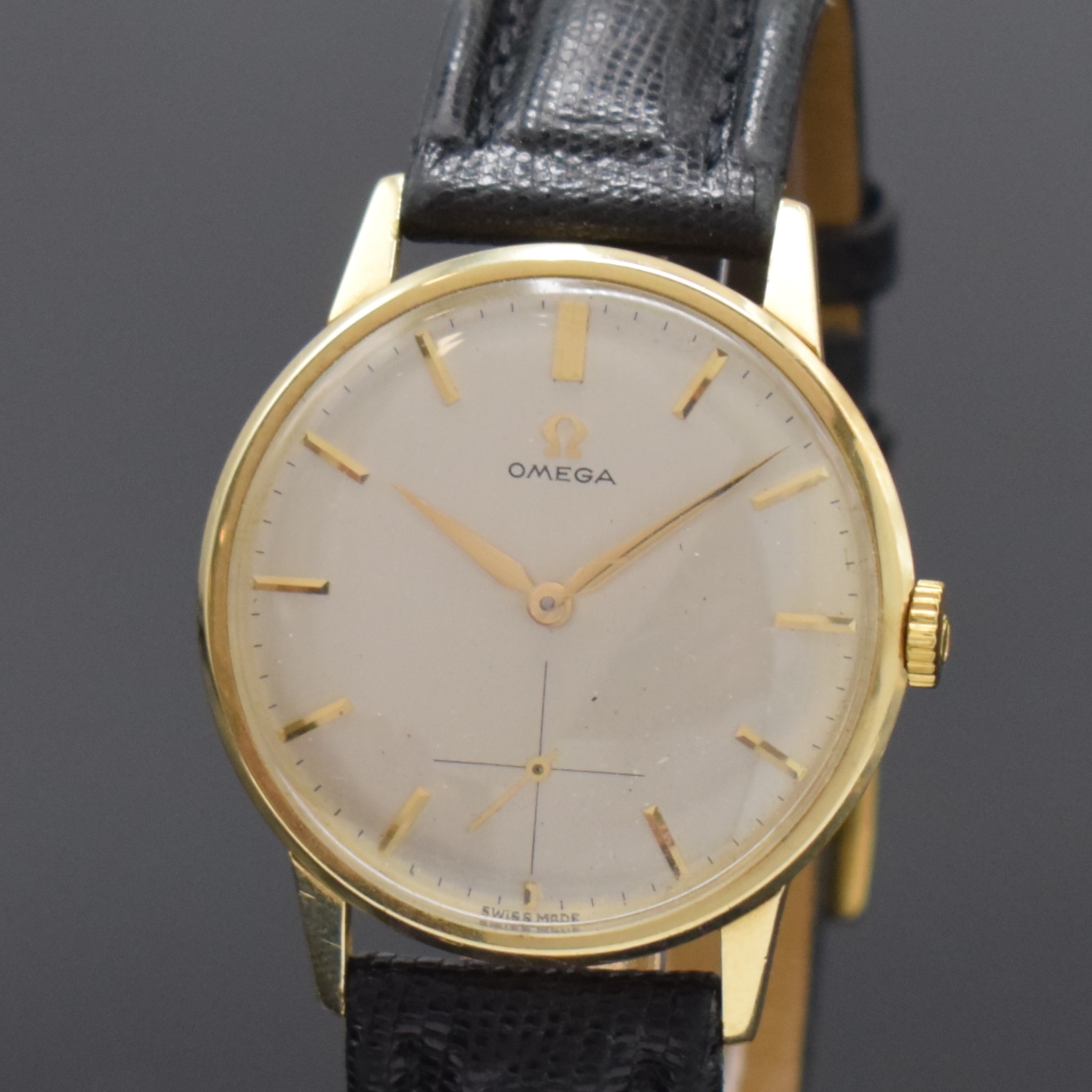 Detail a: OMEGA Armbanduhr in GG 585/000 Referenz 14715 3, Schweiz um 1962, Handaufzug, Boden aufgedr., silb. Zifferbl. m. gold. Std.-Ind., gold. Zeiger, kl. ...