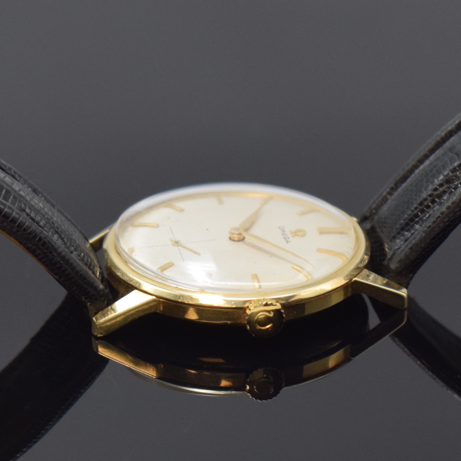 Detail b: OMEGA Armbanduhr in GG 585/000 Referenz 14715 3, Schweiz um 1962, Handaufzug, Boden aufgedr., silb. Zifferbl. m. gold. Std.-Ind., gold. Zeiger, kl. ...
