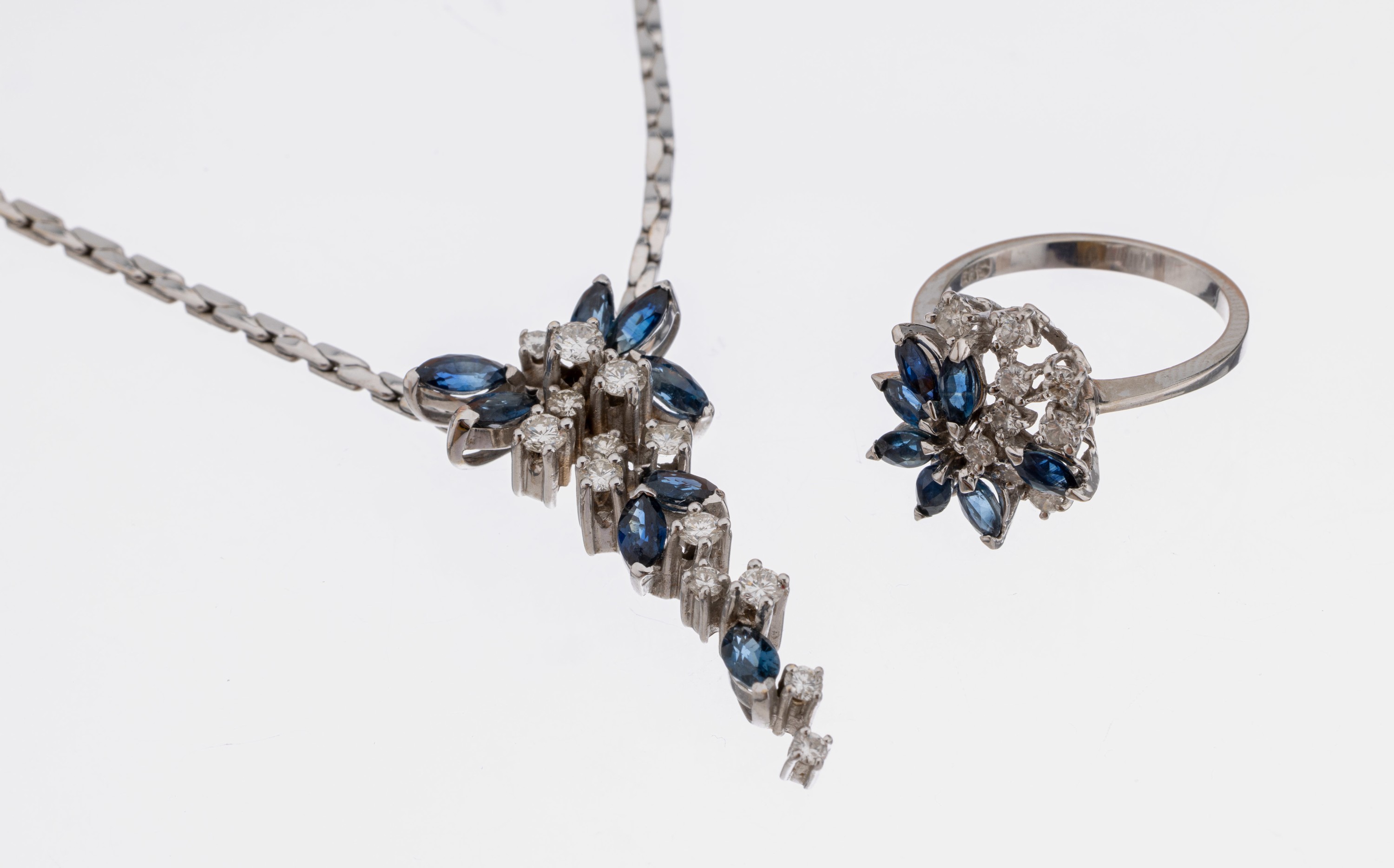 14 kt Gold Saphir-Brillant-Schmuckset, WG 585/000, best. aus: Collier; bes. mit 8 facett. Saphirnavettes zus. ca. 1.20 ct, 13 Brillanten zus. ca. ...