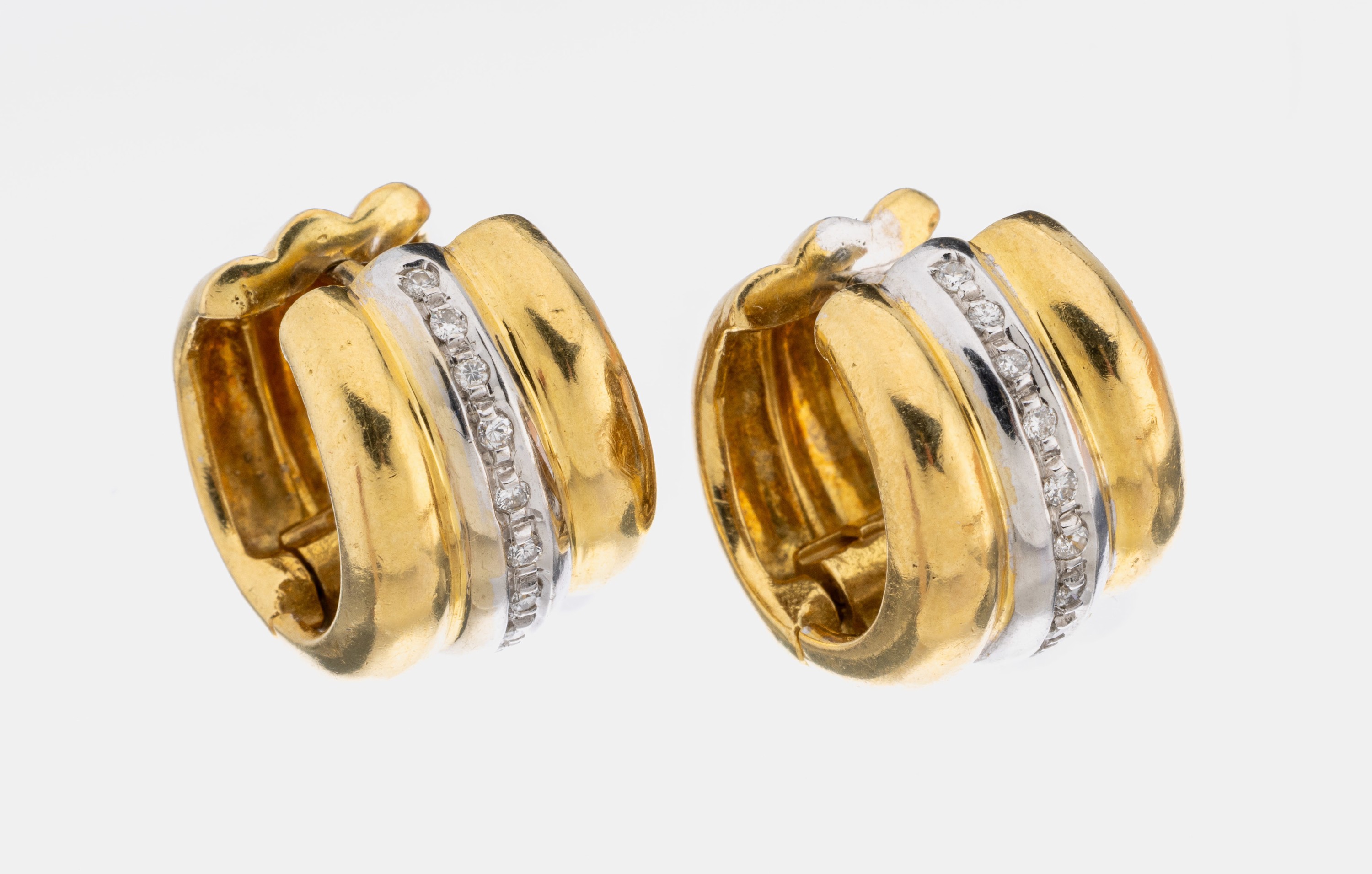 Paar 18 kt Gold Brillant-Ohrcreolen, GG/WG 750/000, in WG gefasste 20 Brillanten zus. ca.0.10 ct Weiß/si, ca. 11.9 g, B. ca. 12 mm, L. ca. 16 mm
