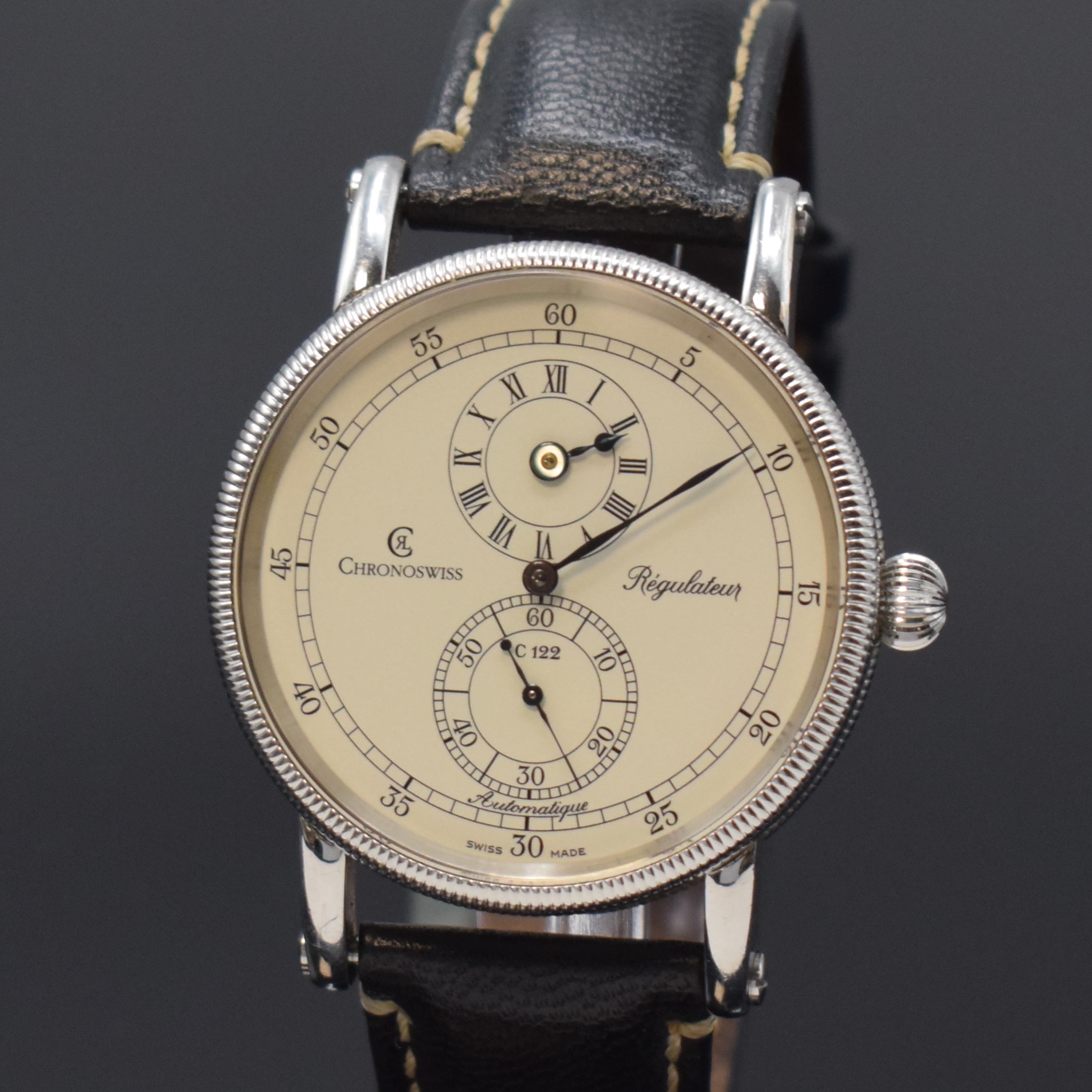 Detail a: CHRONOSWISS Regulateur Herrenarmbanduhr in Stahl Referenz CH 1223, Schweiz um 1995, Automatik, beids. vergl. Geh. m. Eigentümergravur, Boden ...