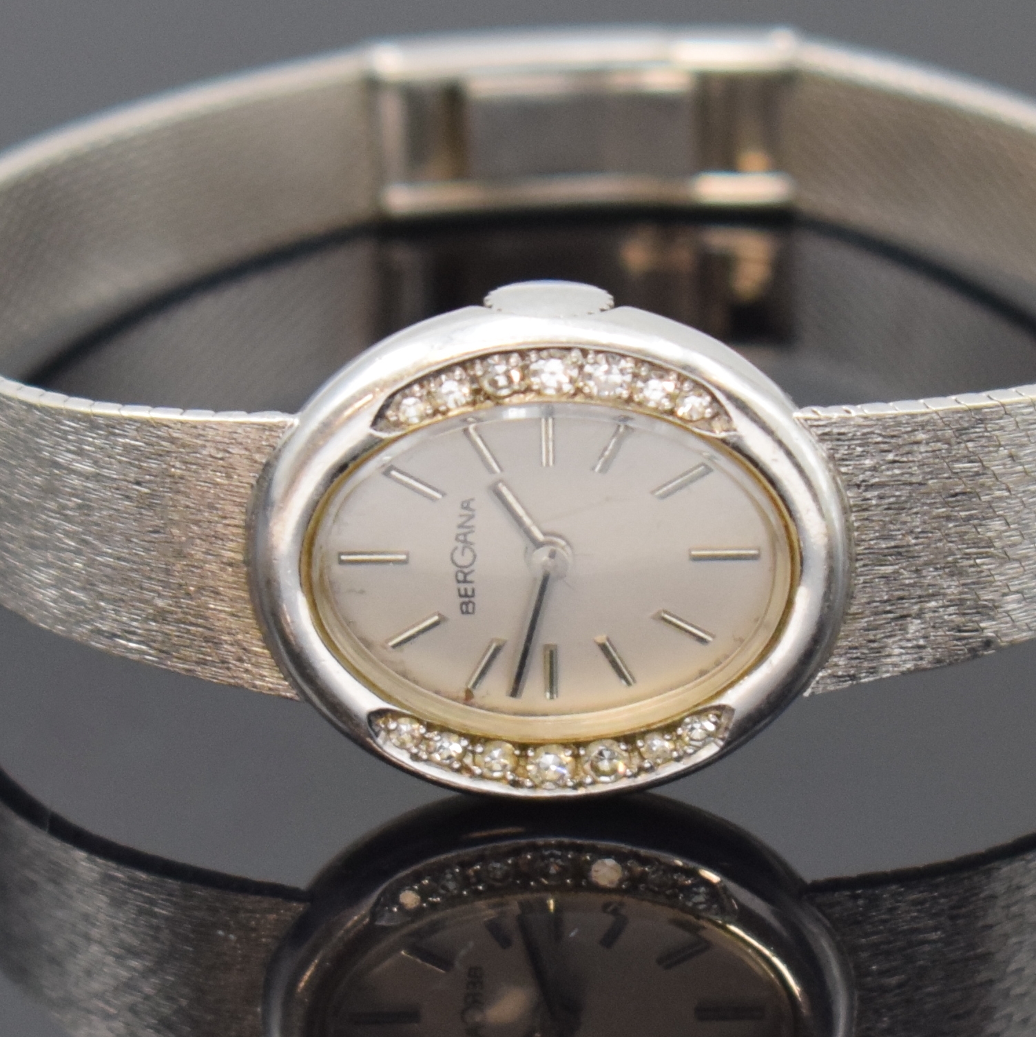 Detail a: BERGANA Damenarmbanduhr in WG 585/000 mit Diamanten, Handaufzug, Schweiz um 1965, Milanaiseband, Boden aufgedr., silb. Zifferbl. m. aufgel. Indizes ...