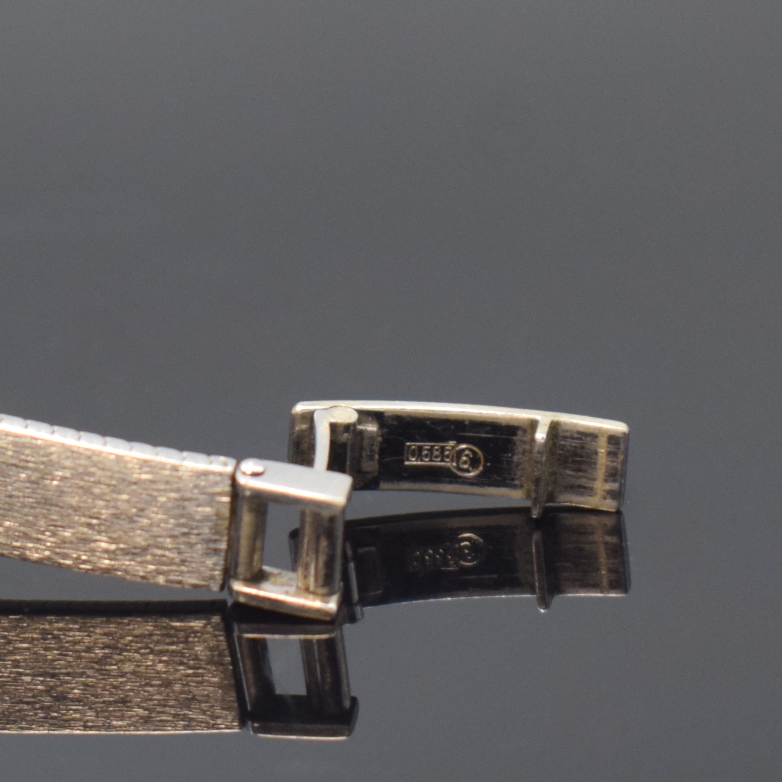 Detail b: BERGANA Damenarmbanduhr in WG 585/000 mit Diamanten, Handaufzug, Schweiz um 1965, Milanaiseband, Boden aufgedr., silb. Zifferbl. m. aufgel. Indizes ...
