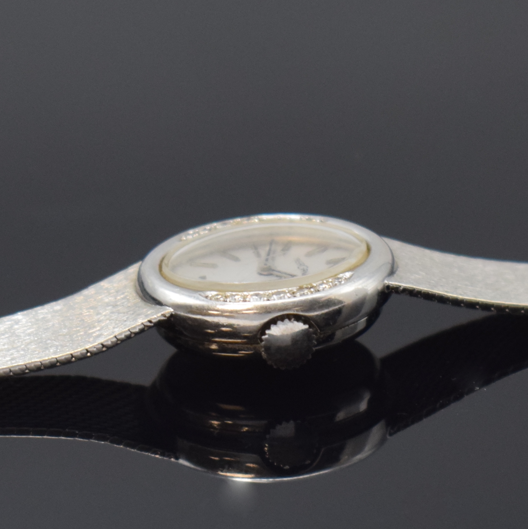 Detail c: BERGANA Damenarmbanduhr in WG 585/000 mit Diamanten, Handaufzug, Schweiz um 1965, Milanaiseband, Boden aufgedr., silb. Zifferbl. m. aufgel. Indizes ...