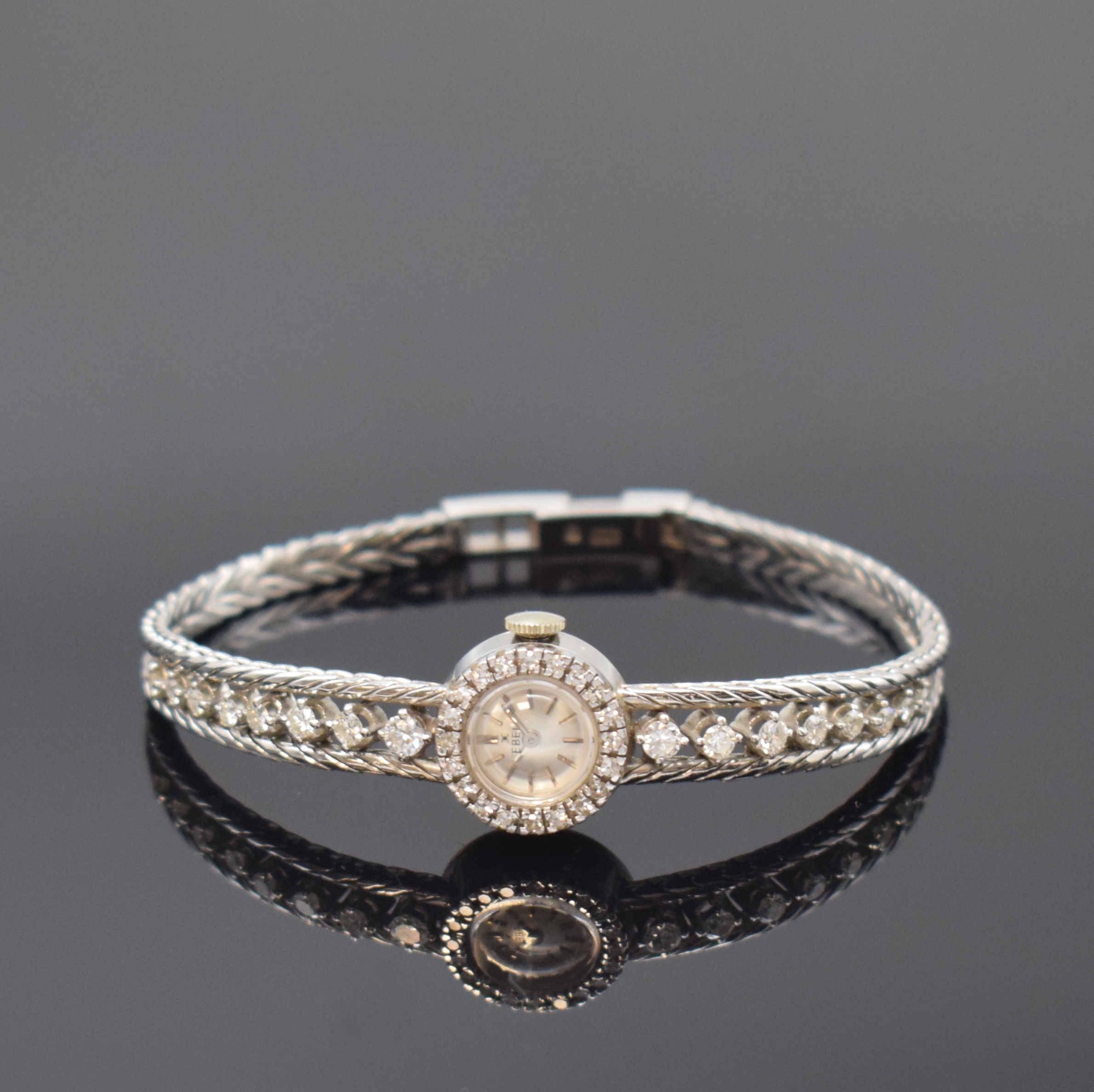 EBEL Damenarmbanduhr in WG 750/000 mit Diamanten, Schweiz um 1965, Handaufzug, 2- teil. Geh., Boden aufgedr., Lün. wie Band aufw. m. Diamanten bes., ...