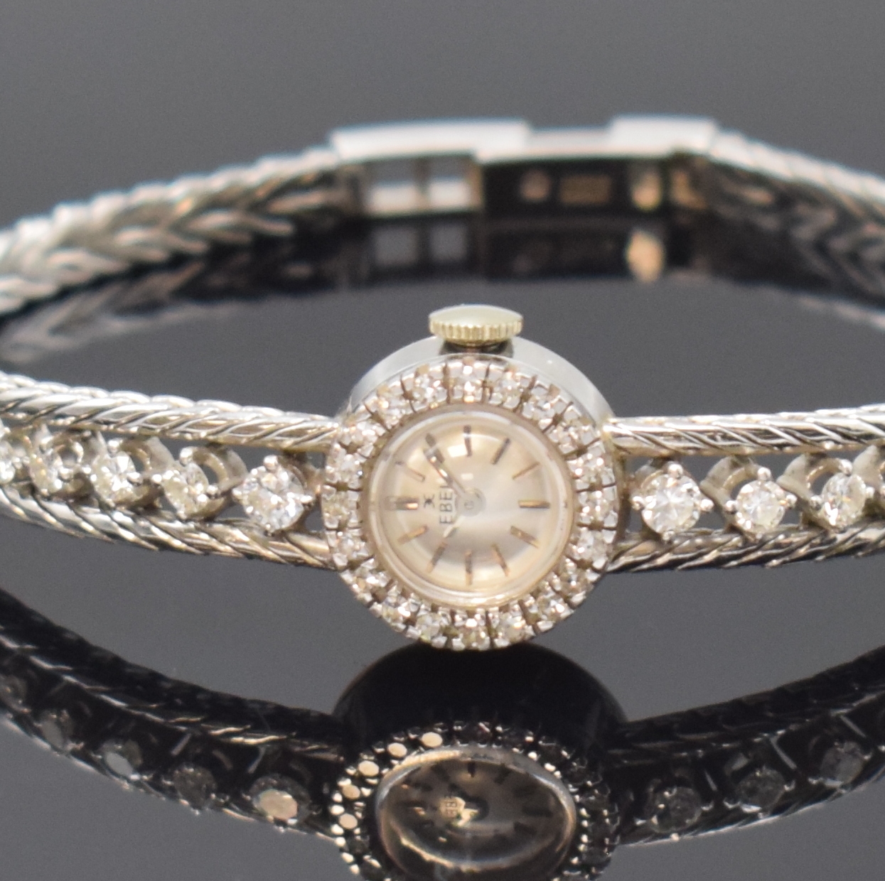 Detail a: EBEL Damenarmbanduhr in WG 750/000 mit Diamanten, Schweiz um 1965, Handaufzug, 2- teil. Geh., Boden aufgedr., Lün. wie Band aufw. m. Diamanten bes., ...
