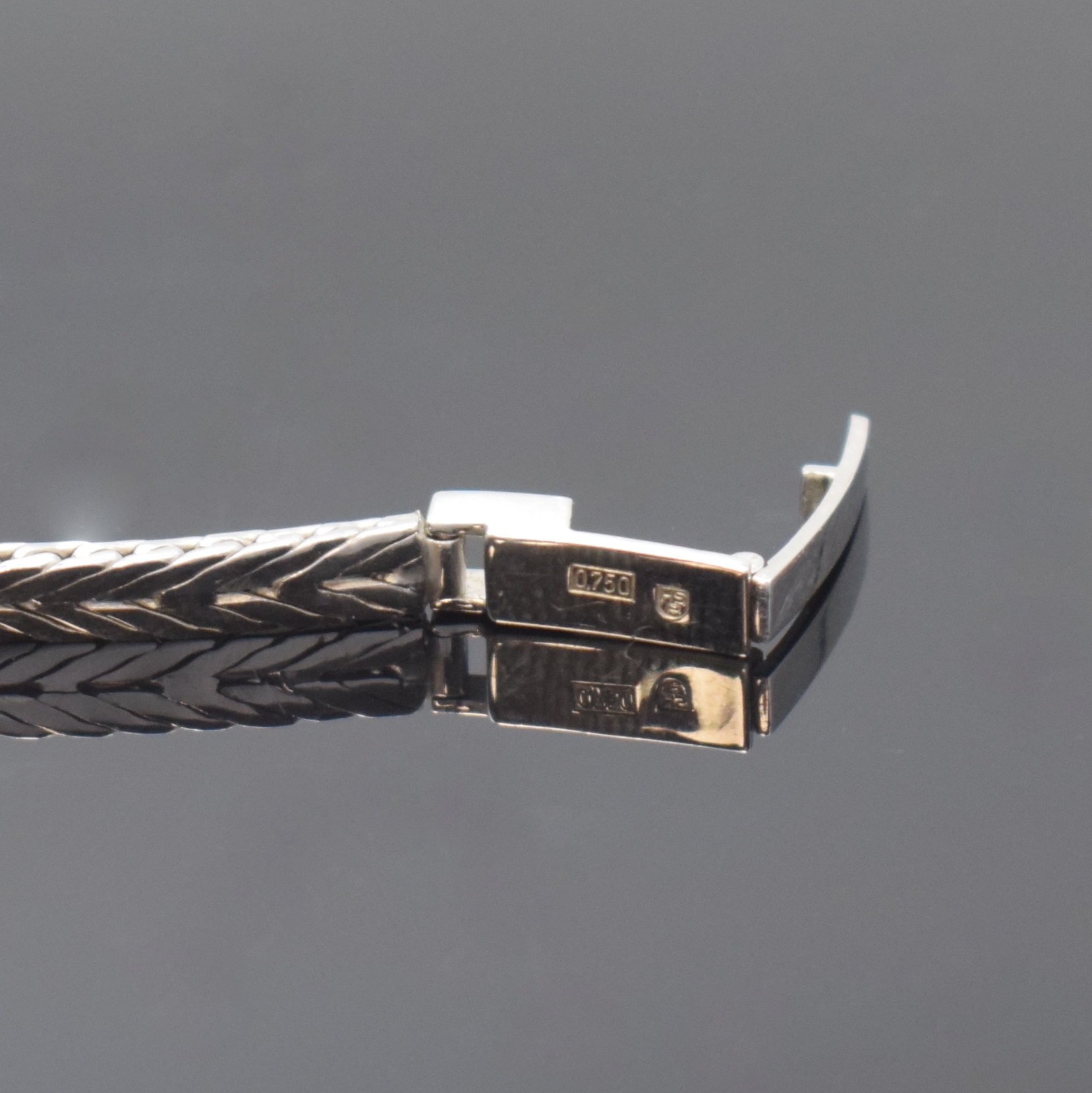 Detail b: EBEL Damenarmbanduhr in WG 750/000 mit Diamanten, Schweiz um 1965, Handaufzug, 2- teil. Geh., Boden aufgedr., Lün. wie Band aufw. m. Diamanten bes., ...