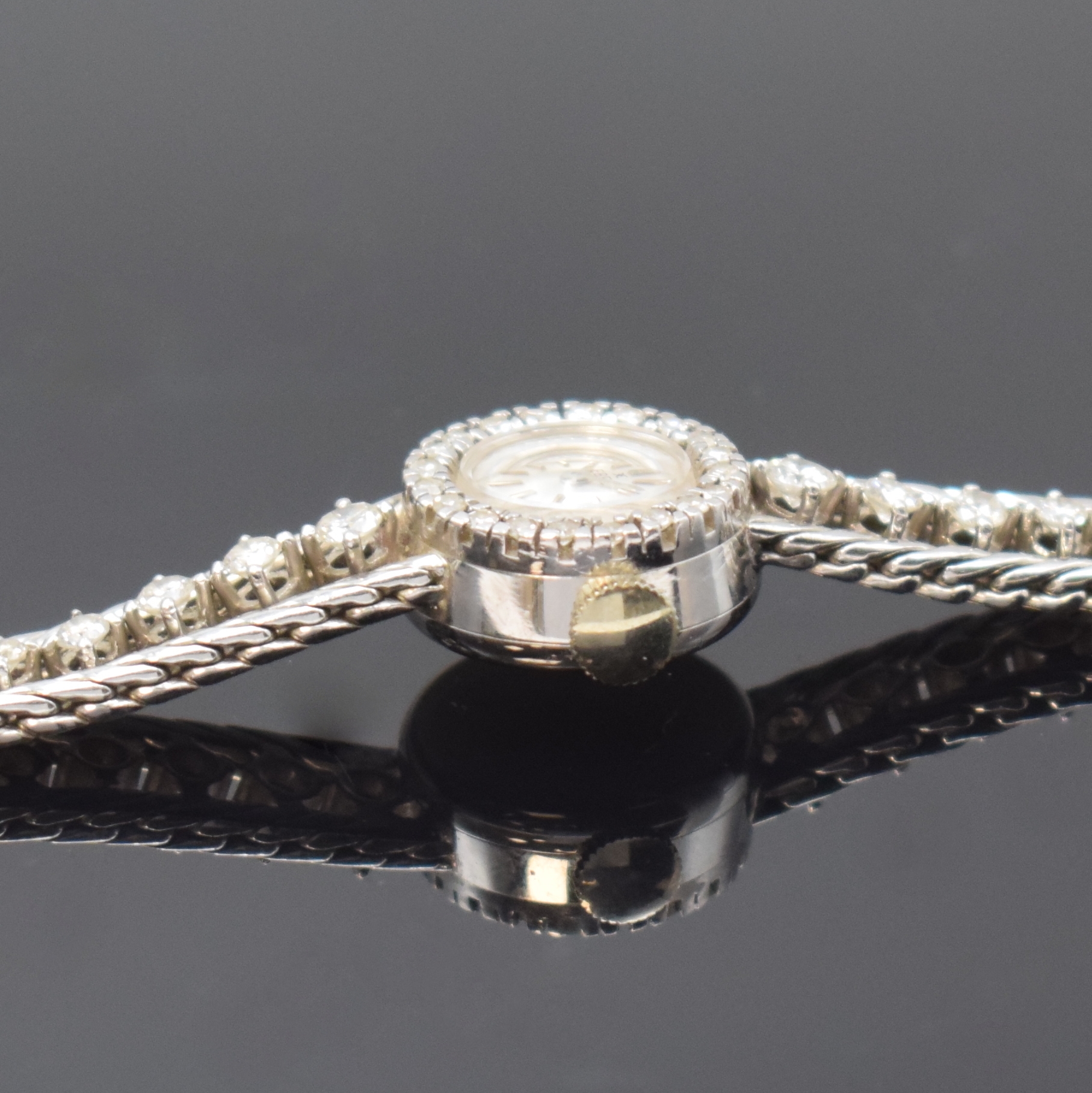 Detail c: EBEL Damenarmbanduhr in WG 750/000 mit Diamanten, Schweiz um 1965, Handaufzug, 2- teil. Geh., Boden aufgedr., Lün. wie Band aufw. m. Diamanten bes., ...