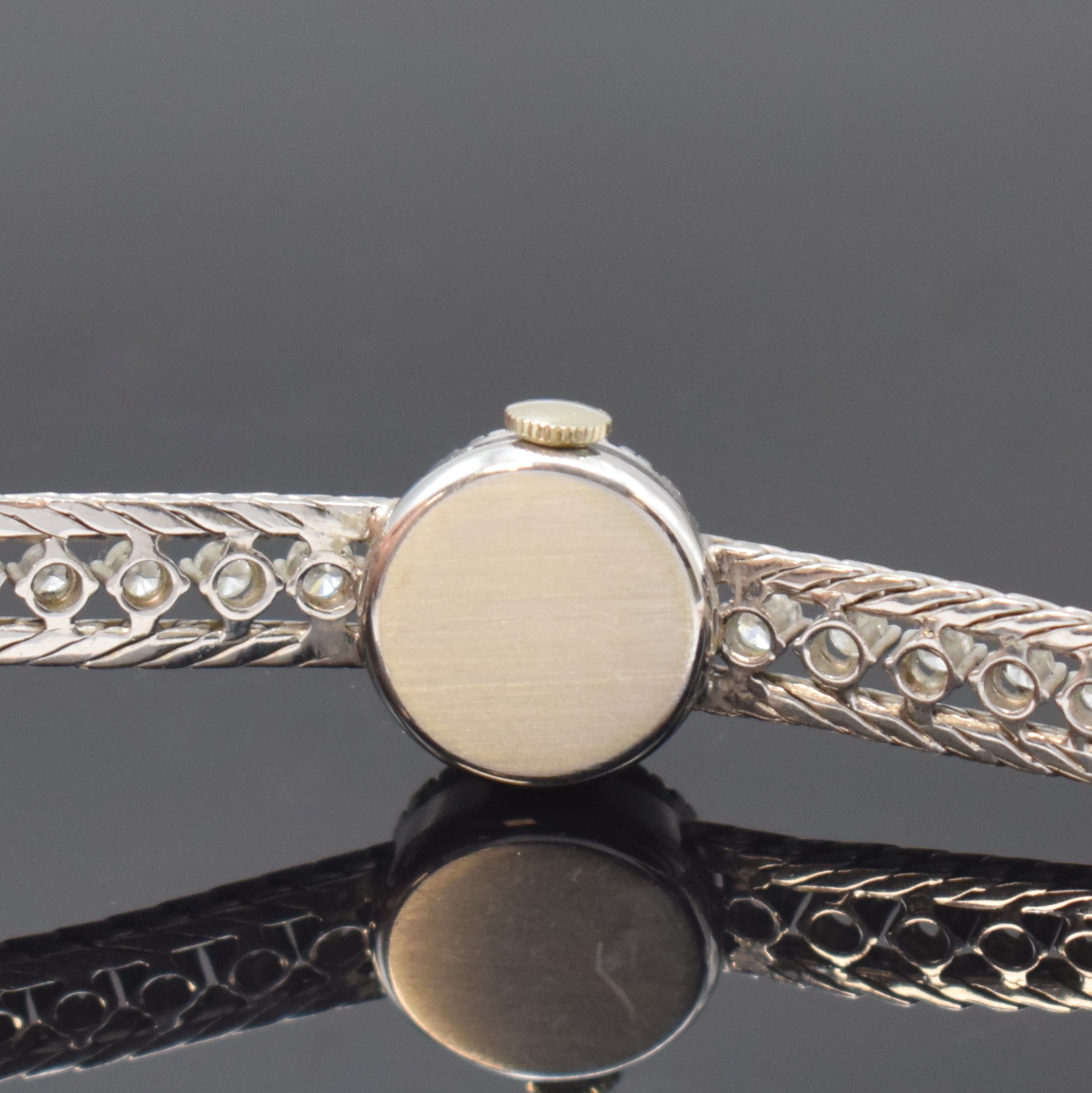 Detail d: EBEL Damenarmbanduhr in WG 750/000 mit Diamanten, Schweiz um 1965, Handaufzug, 2- teil. Geh., Boden aufgedr., Lün. wie Band aufw. m. Diamanten bes., ...