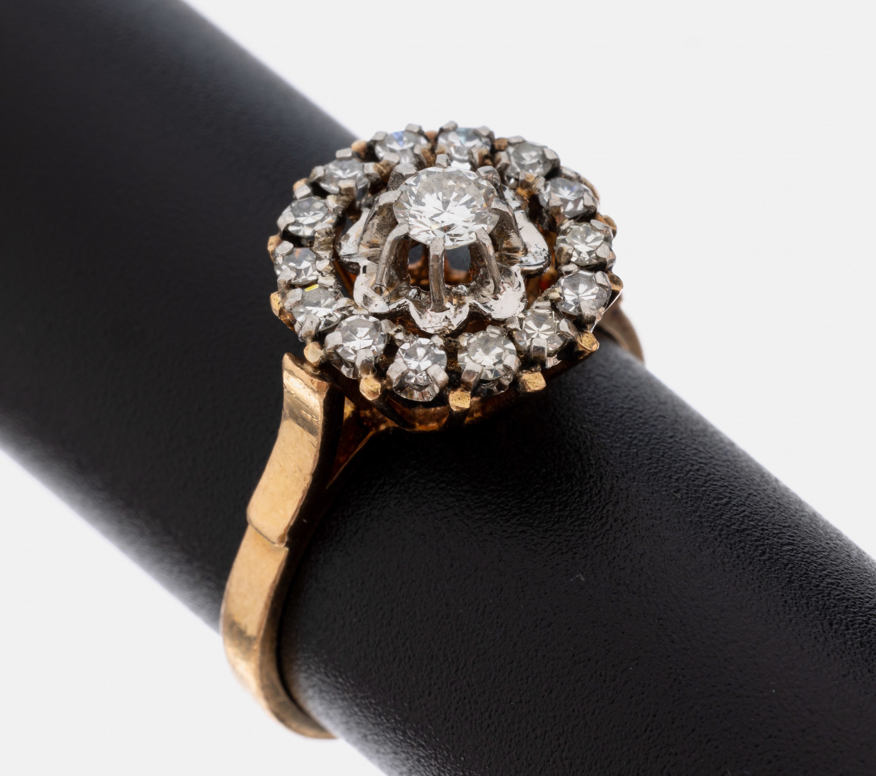 18 kt Gold Brillant-Ring, GG 750/000, blütenförm. Ringkopf mit Brillanten zus. ca. 0.50 ct Weiß/si-p, RW 53, ca. 4.3 g