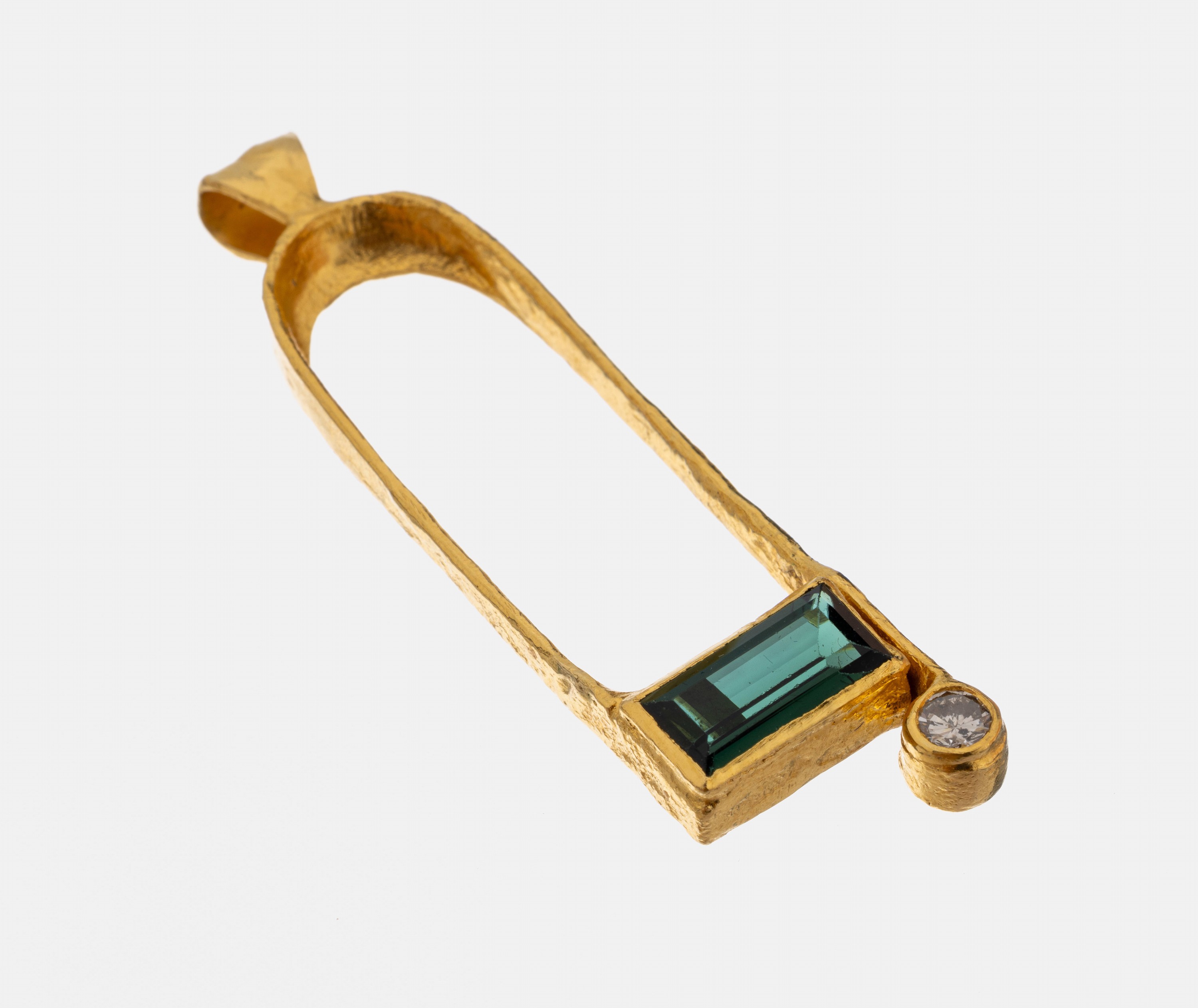 18 kt Gold Turmalin-Brillant-Anhänger, GG 750/000, außergewöhnliche Gestaltung, Verdelith im Treppenschliff ca. 2.0 ct, 1 Brillant ca. 0.15 ct ...