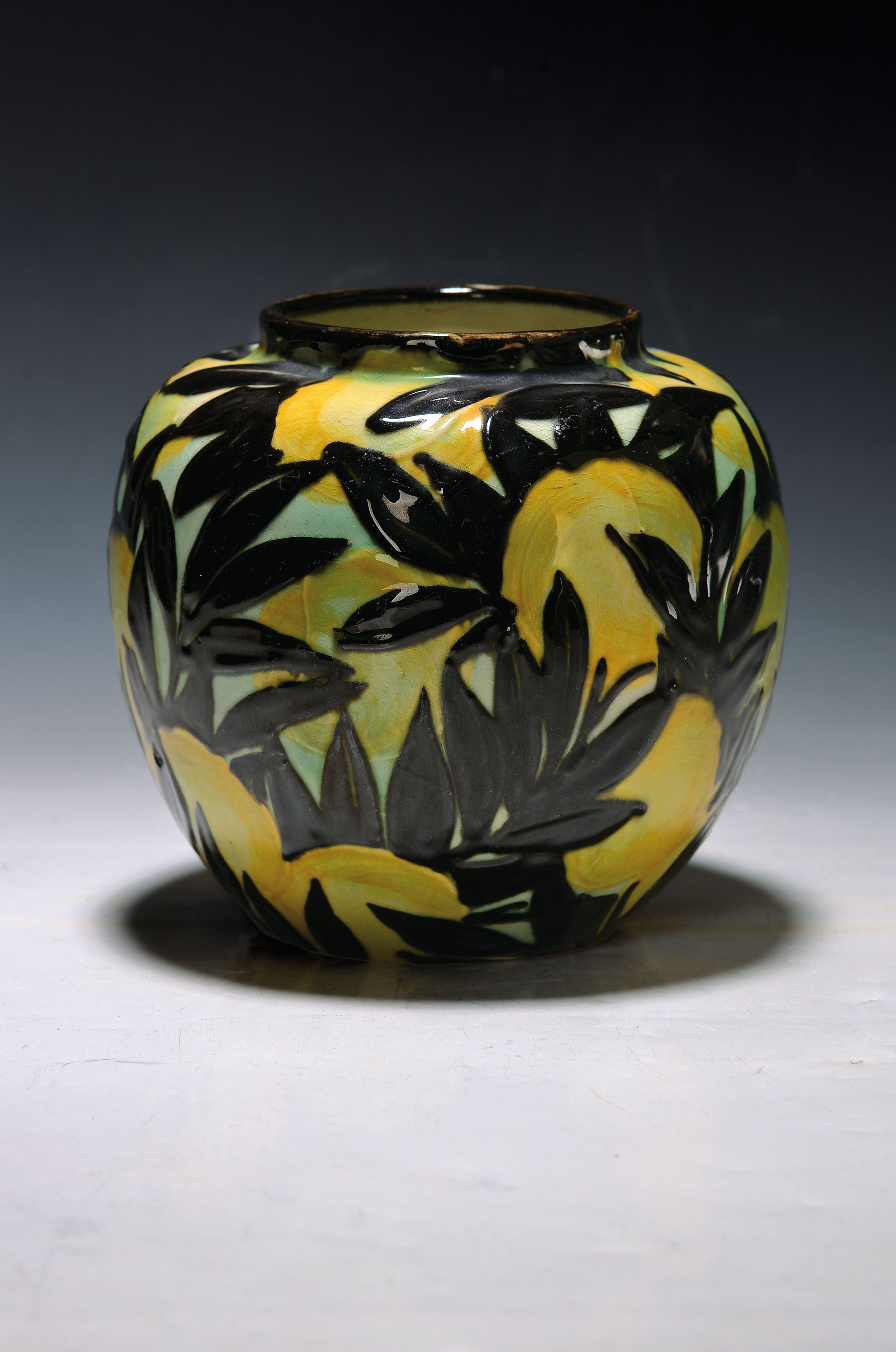 Vase "Zitronen", Karlsruher Majolika, Prof. Max Laeuger, um 1920-25, Modellnr. 1803, rote Keramik, Schlickermalerei in grün, gelb und ...