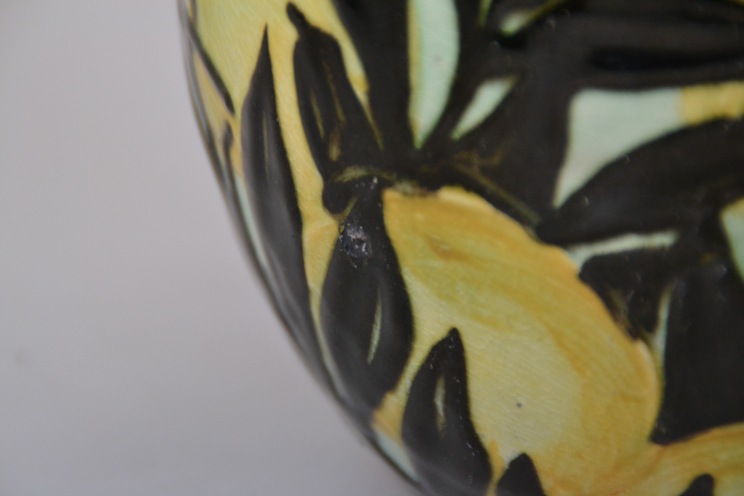 Detail a: Vase "Zitronen", Karlsruher Majolika, Prof. Max Laeuger, um 1920-25, Modellnr. 1803, rote Keramik, Schlickermalerei in grün, gelb und ...