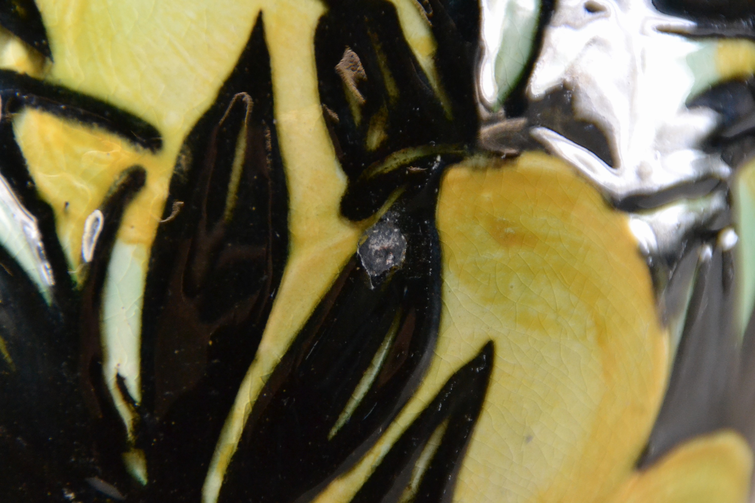 Detail b: Vase "Zitronen", Karlsruher Majolika, Prof. Max Laeuger, um 1920-25, Modellnr. 1803, rote Keramik, Schlickermalerei in grün, gelb und ...