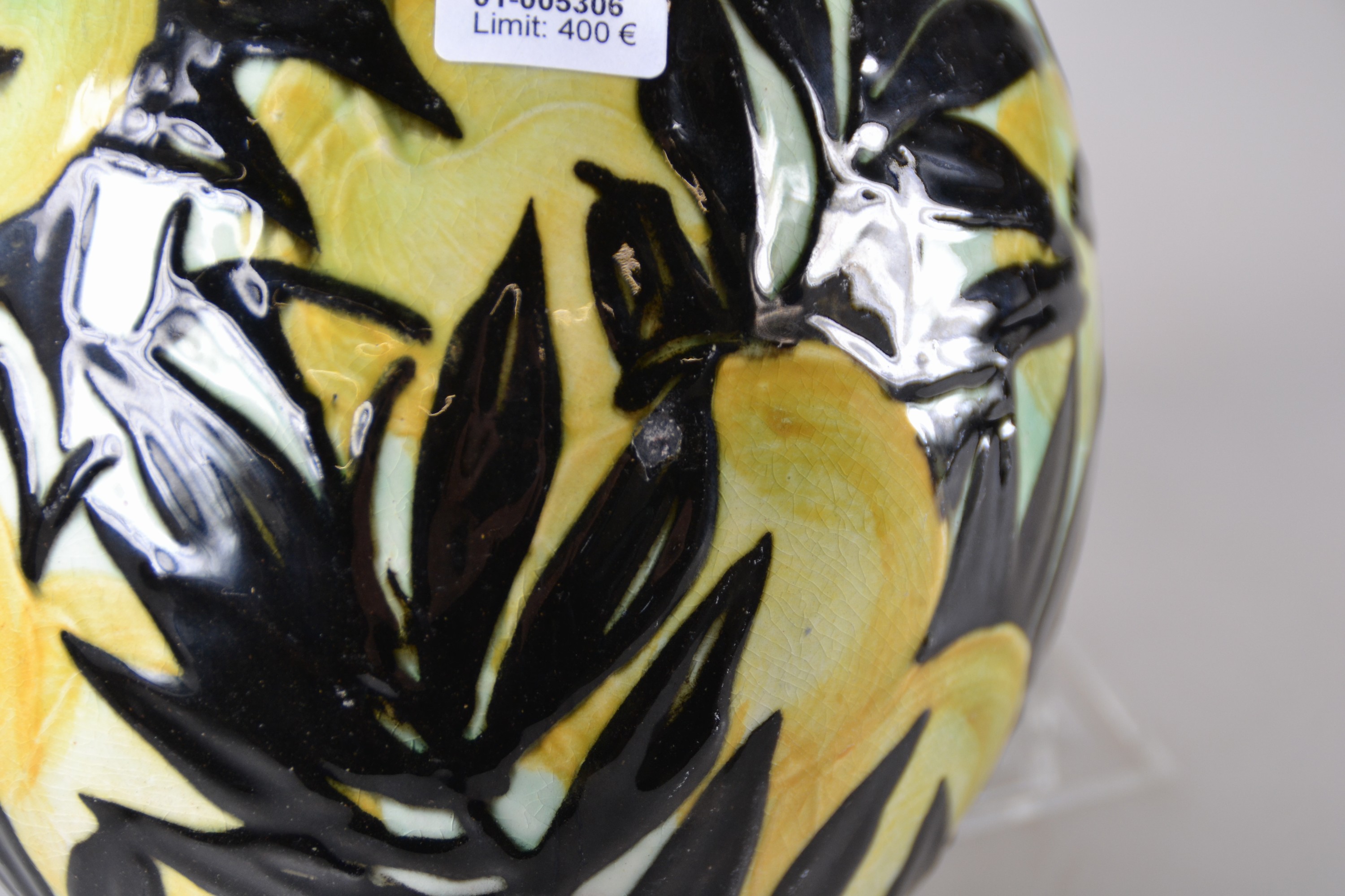 Detail c: Vase "Zitronen", Karlsruher Majolika, Prof. Max Laeuger, um 1920-25, Modellnr. 1803, rote Keramik, Schlickermalerei in grün, gelb und ...