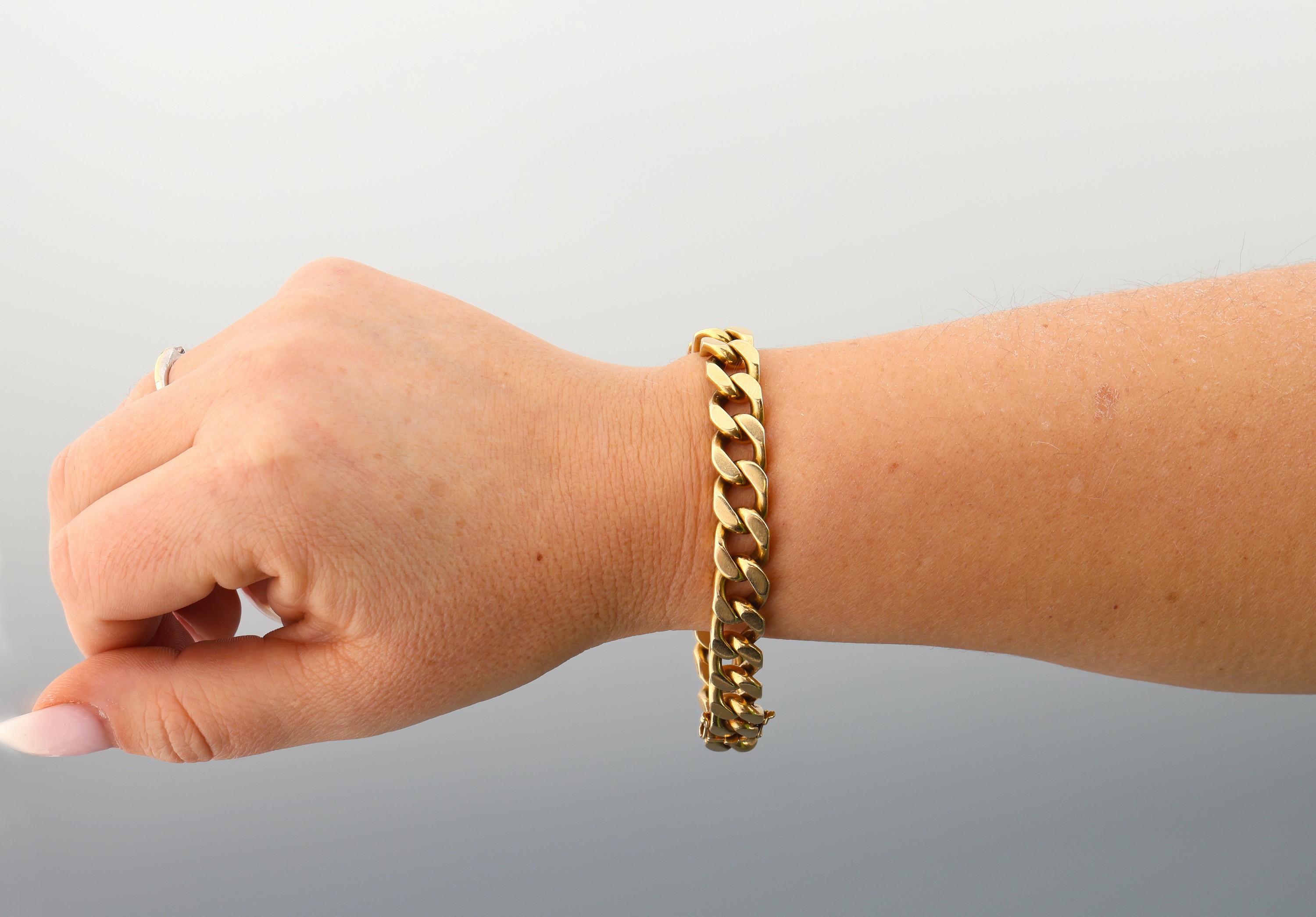 Detail e: 18 kt Gold Panzerarmband, GG 750/000, L. ca. 21 cm, Kastenschloss mit 2 Sicherheitsachten, ca. 85.5 g