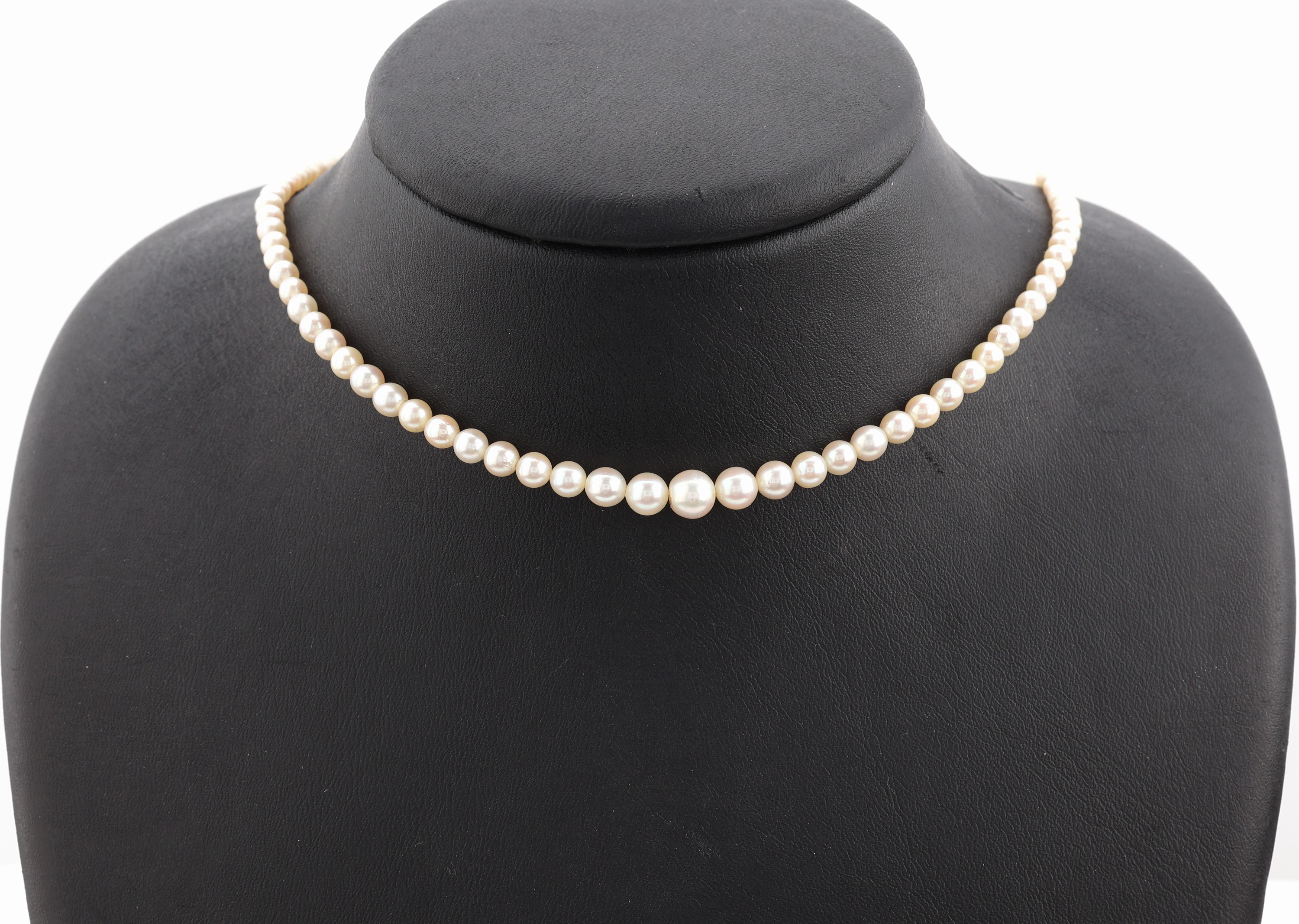 Zuchtperl-Collier an 14 kt Gold Schmuck schließe, weiße Perlen im Verlauf, D. ca. 2.8 - 6 mm, (1 Perlchen fehlt, nicht störend),L. ca. 43 cm, ...