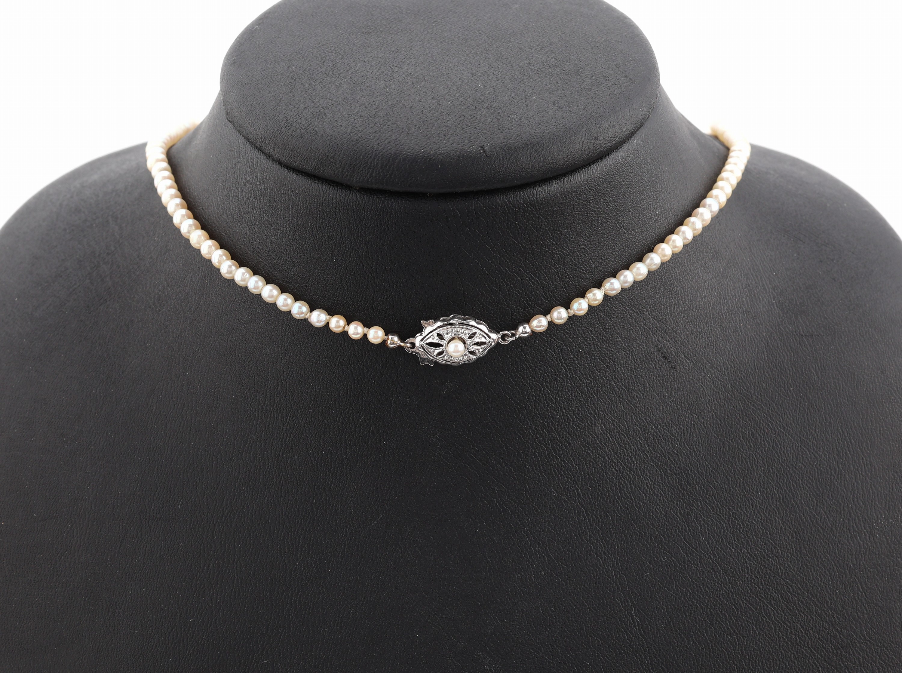 Detail a: Zuchtperl-Collier an 14 kt Gold Schmuck schließe, weiße Perlen im Verlauf, D. ca. 2.8 - 6 mm, (1 Perlchen fehlt, nicht störend),L. ca. 43 cm, ...