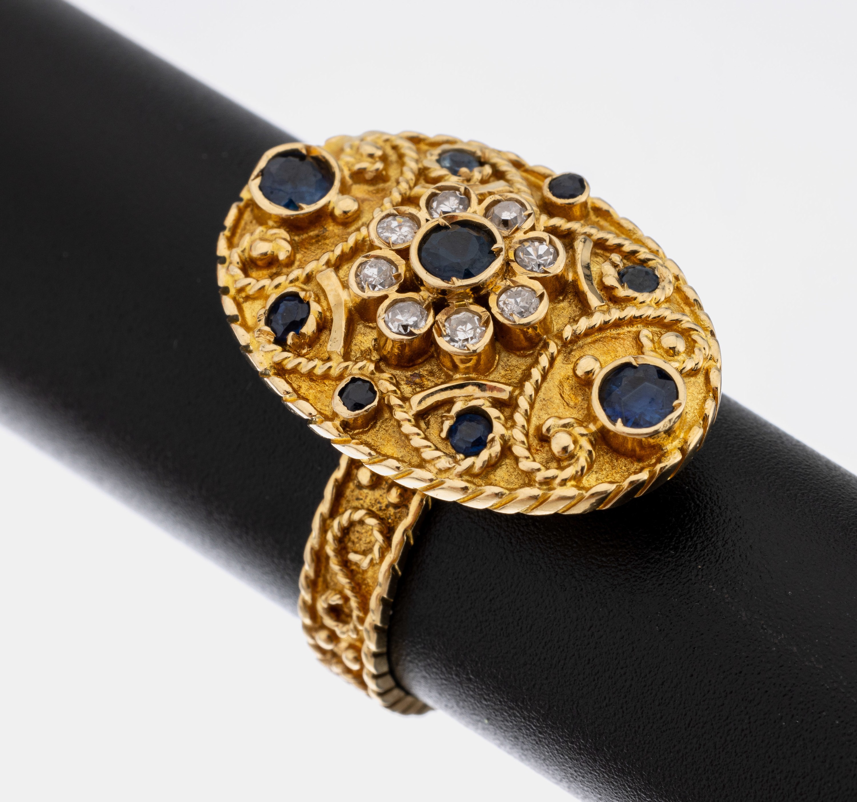 18 kt Gold Saphir-Diamant-Ring, GG 750/000,ovaler Ringkopf, bes. mit 9 rundfacett. Saphiren zus. ca. 0.30 ct, 8 8/8-Diamanten zus. ca. 0.16 ct ...