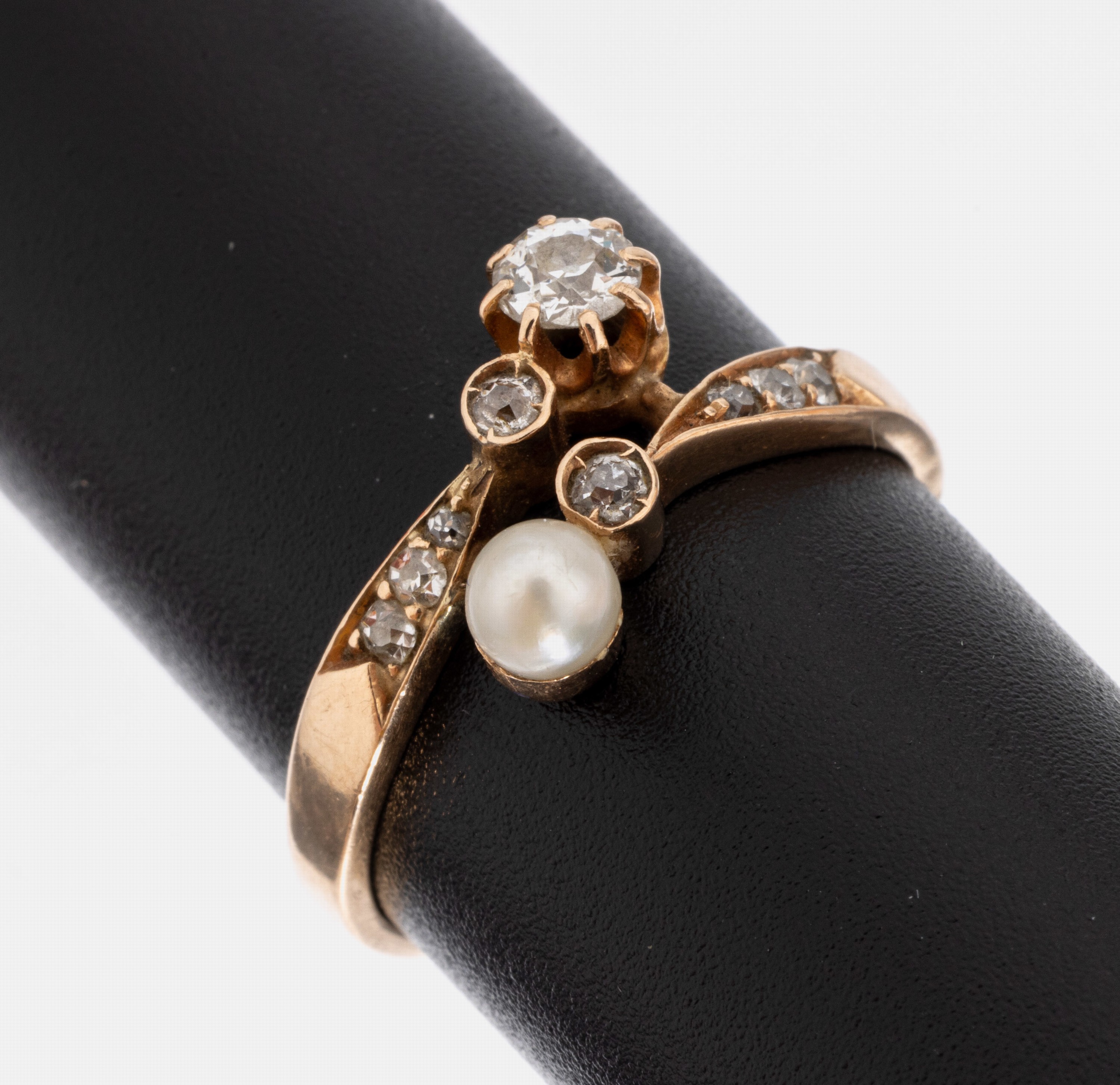 14 kt Gold Jugendstilring Perl-Diamant-Ring, um 1900, GG 585/000, 1 Altschliffdiamant ca. 0.15 ct Weiß/p, 8 Diamantrosen zus. ca. 0.05 ct ...