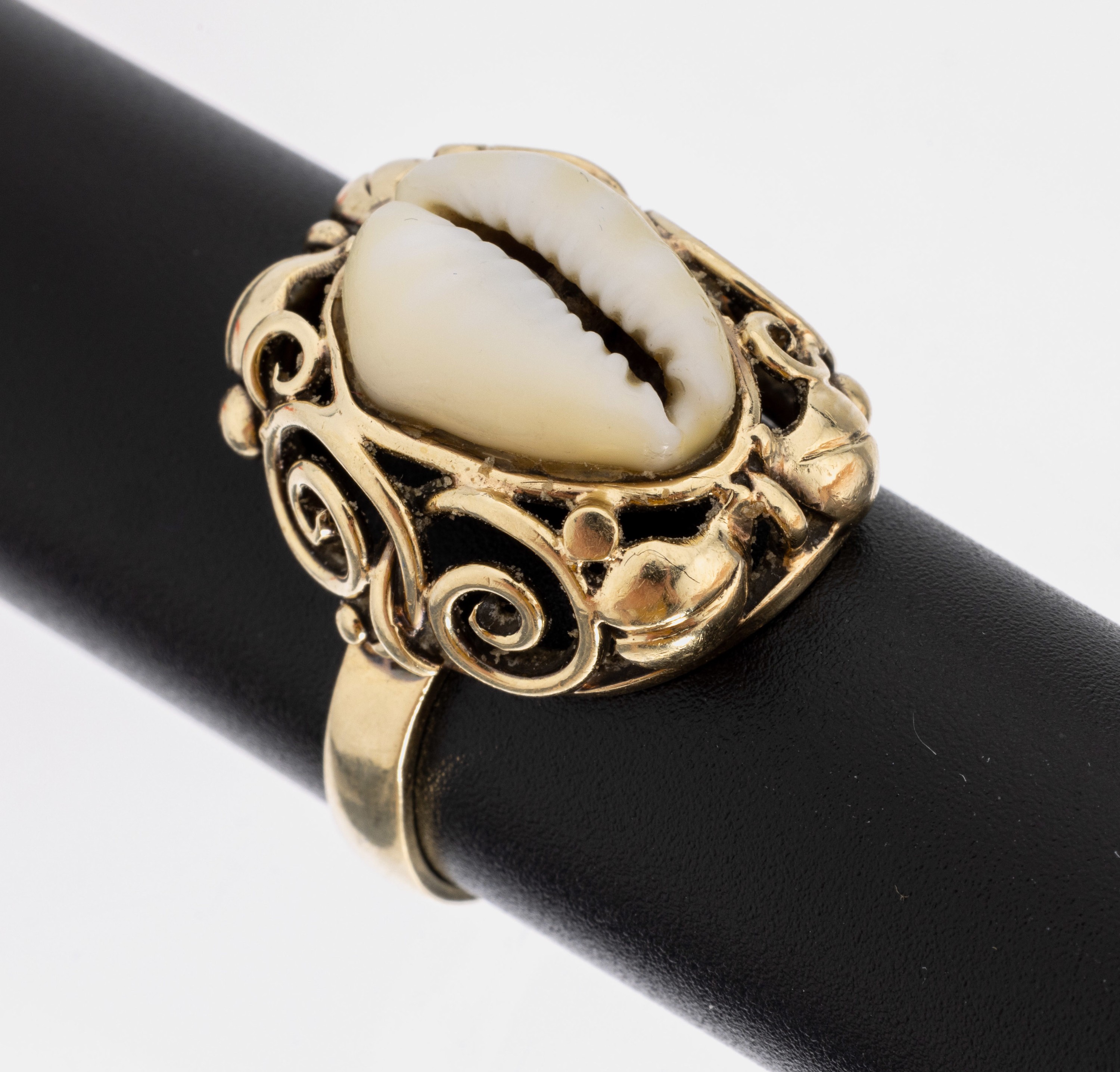 14 kt Gold Kaurimuschel-Ring, GG 585/000, mit Unterkaderung, z.T. floral, RW 52.5, ca. 7.7 g