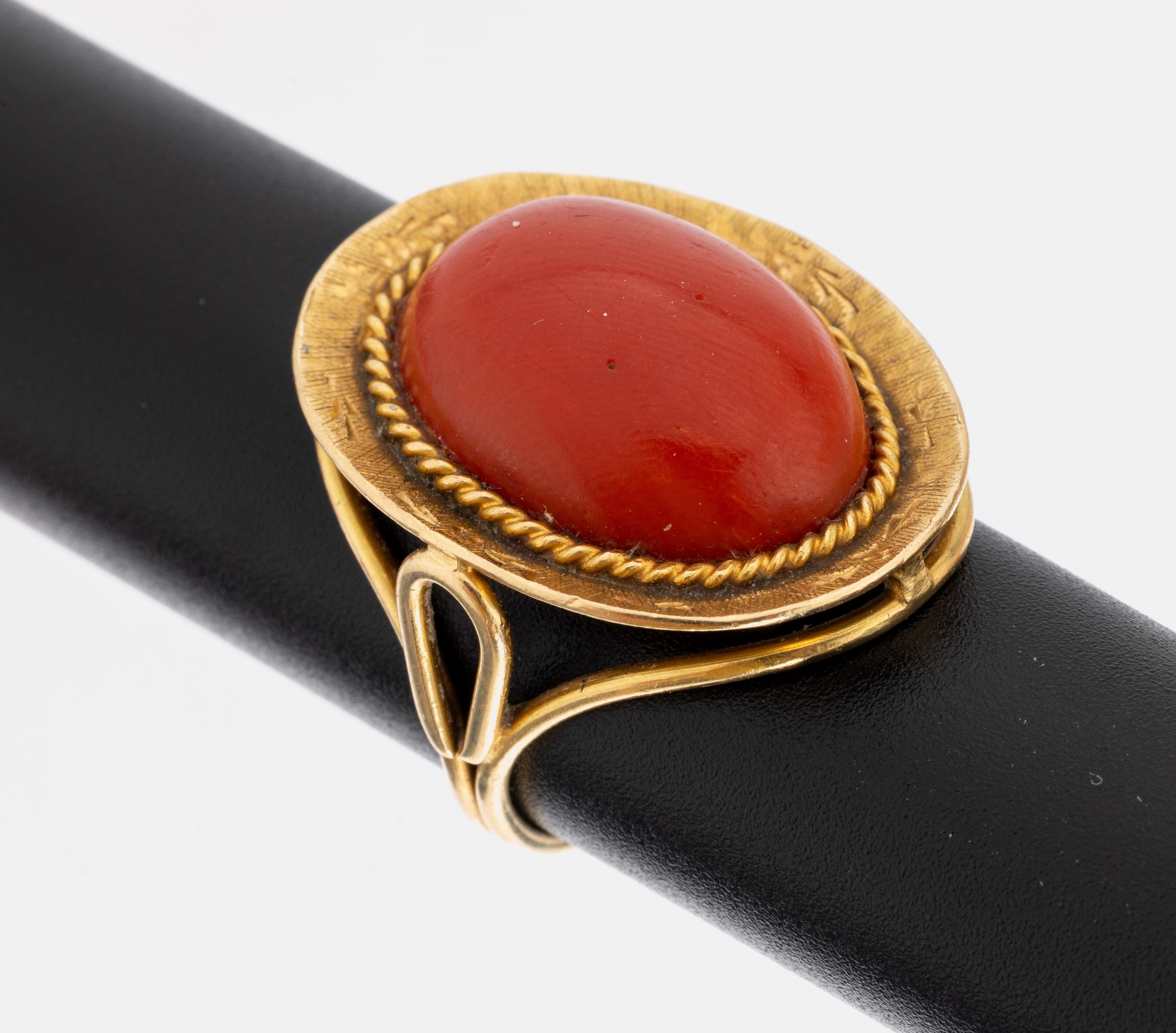 18 kt Gold Korall-Ring, GG 750/000, ovaler Korallencabochon, Ringkopf mit Kordelverz., z.T. sat., mit Unterkaderung, RW 54, ca. 9.6 g, Versand nur ...