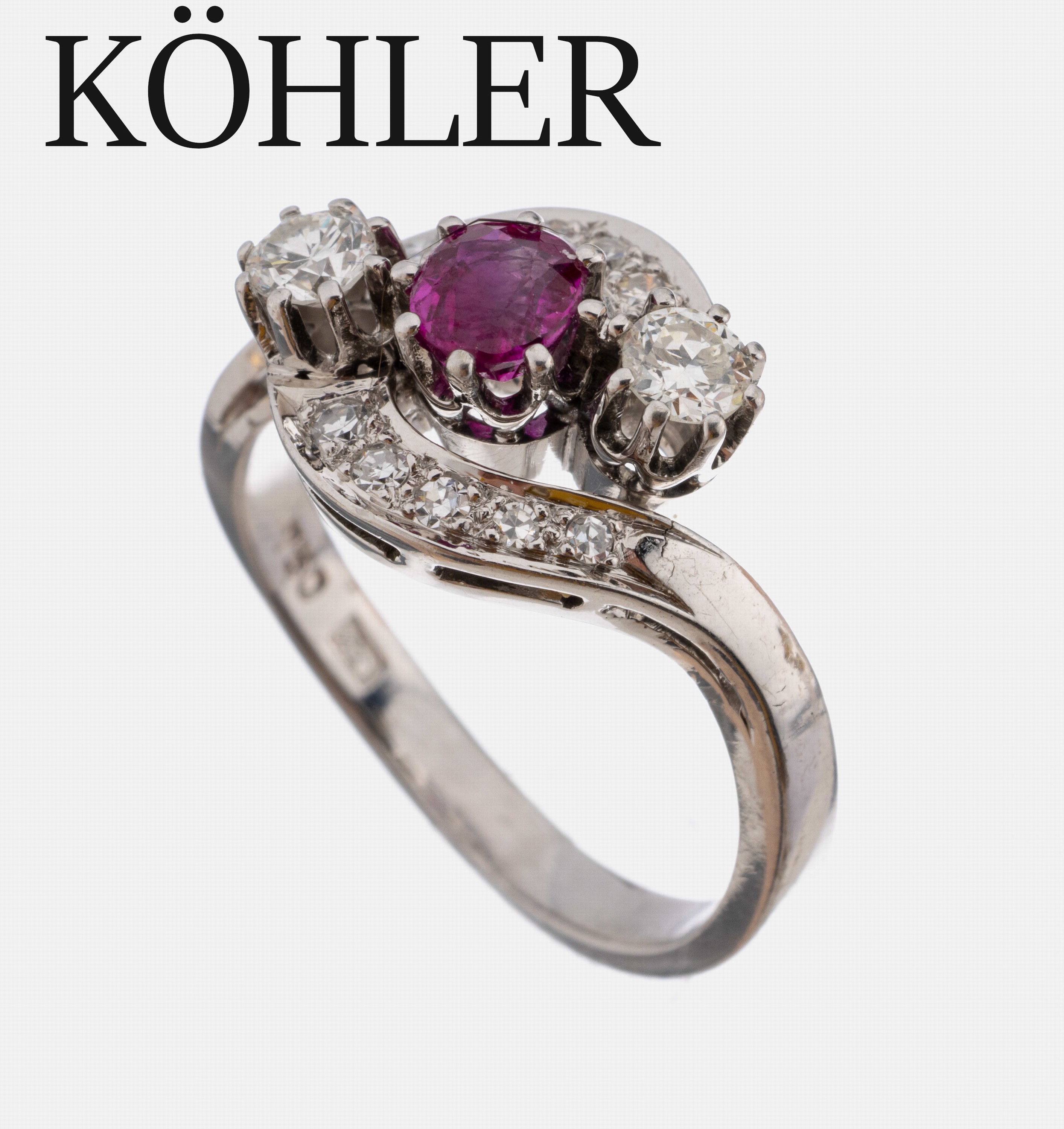 18 kt Gold Brillant-Rubin-Ring, WG 750/000,hoher Ringkopf, mittig mit einem rundfacett. Rubin ca. 0.30 ct, 2 Brillanten und 10 8/8- Diamanten zus. ...