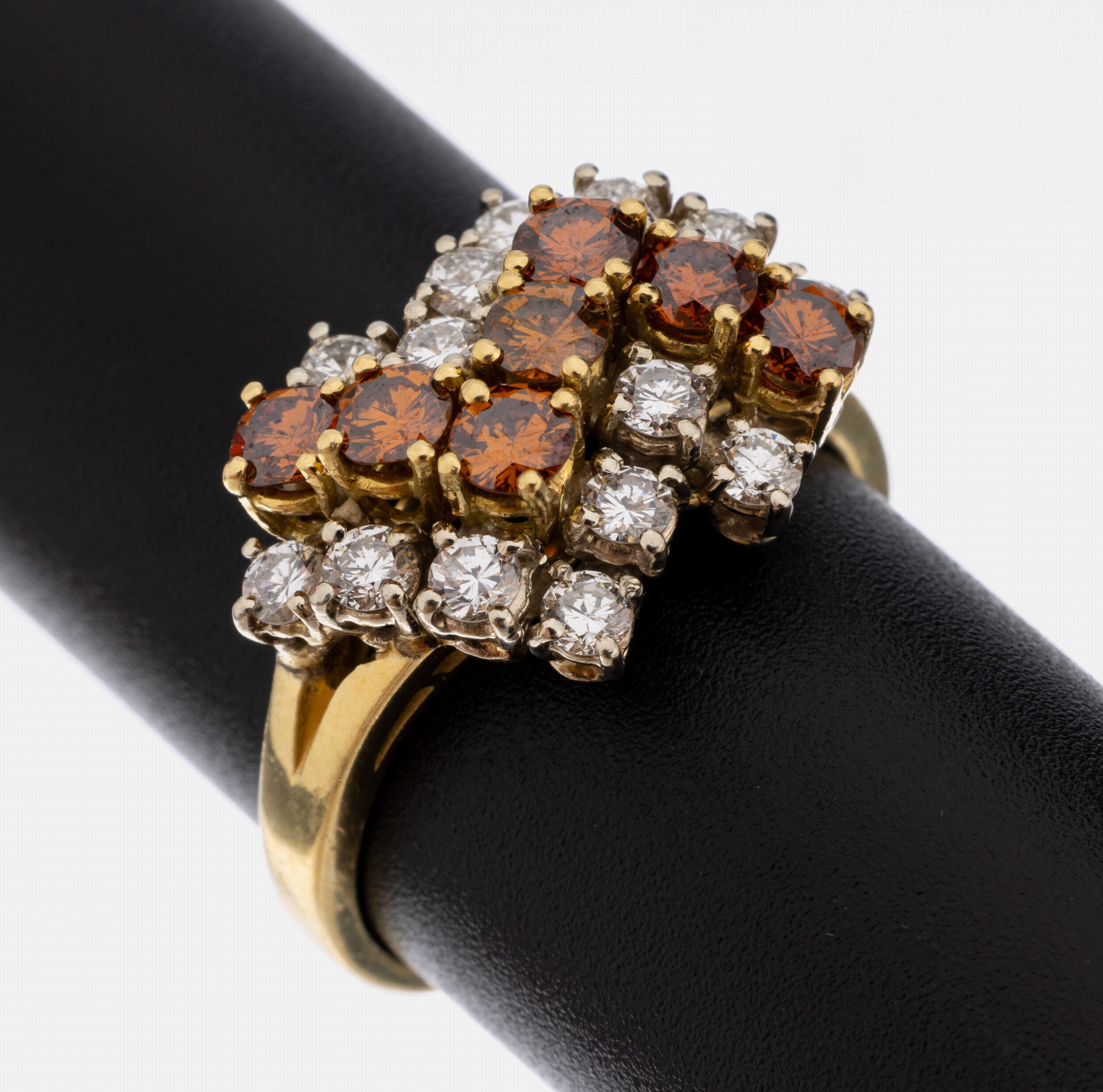 18 kt Gold Brillant-Ring, GG/WG 750/000, bes. mit 21 Brillanten zus. ca. 1.58 ct (grav.) Weiß-fancy orangy/si (teilw. beh.), RW56, ca. 6.1 g