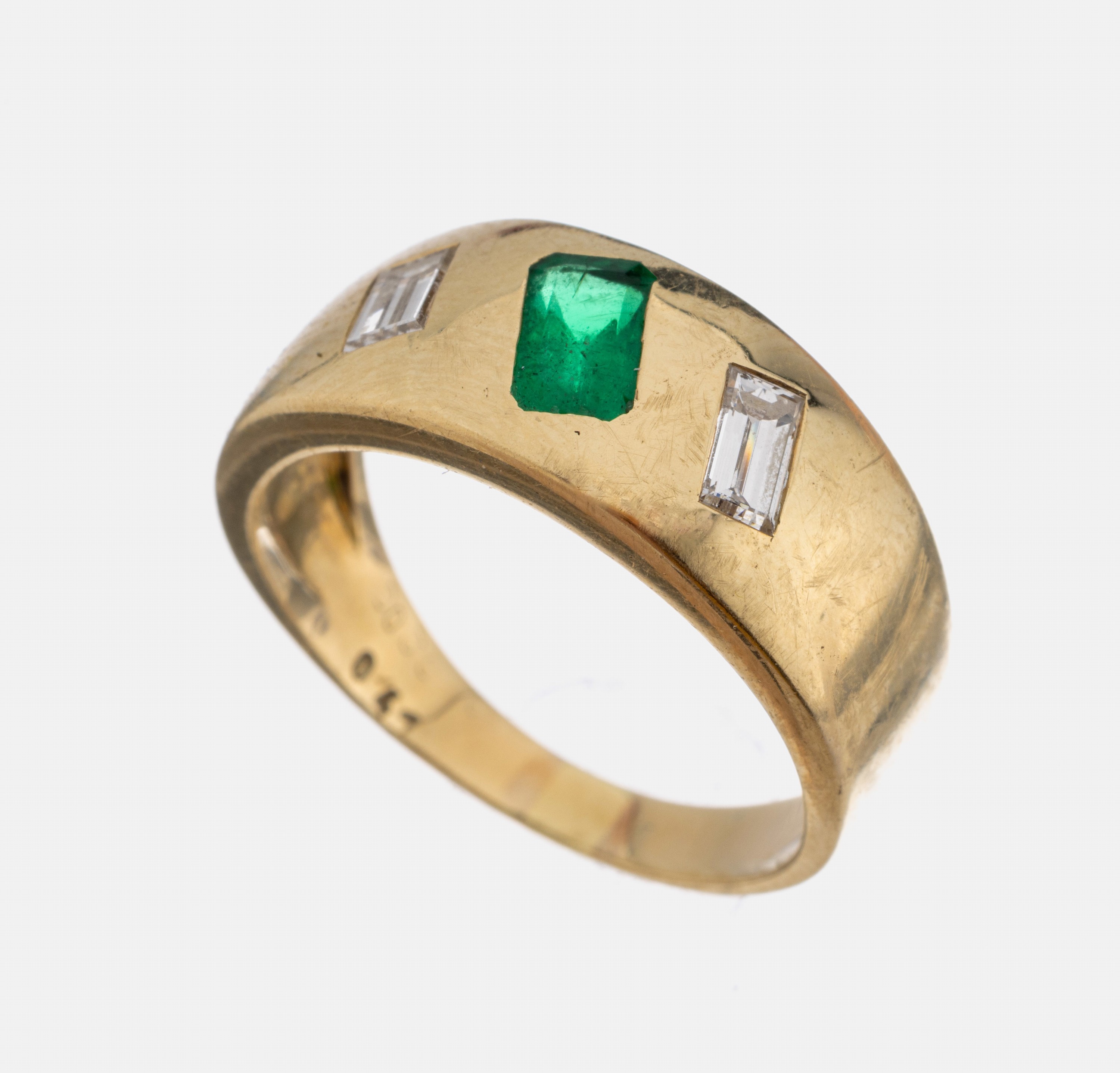 14 kt Gold Smaragd-Diamant-Ring, GG 585/000, mittig mit einem facett. Smaragd ca. 0.41 ct, seitl. 2 Diamantbaguettes zus. ca. 0.38 ct Weiß/vs, RW ...