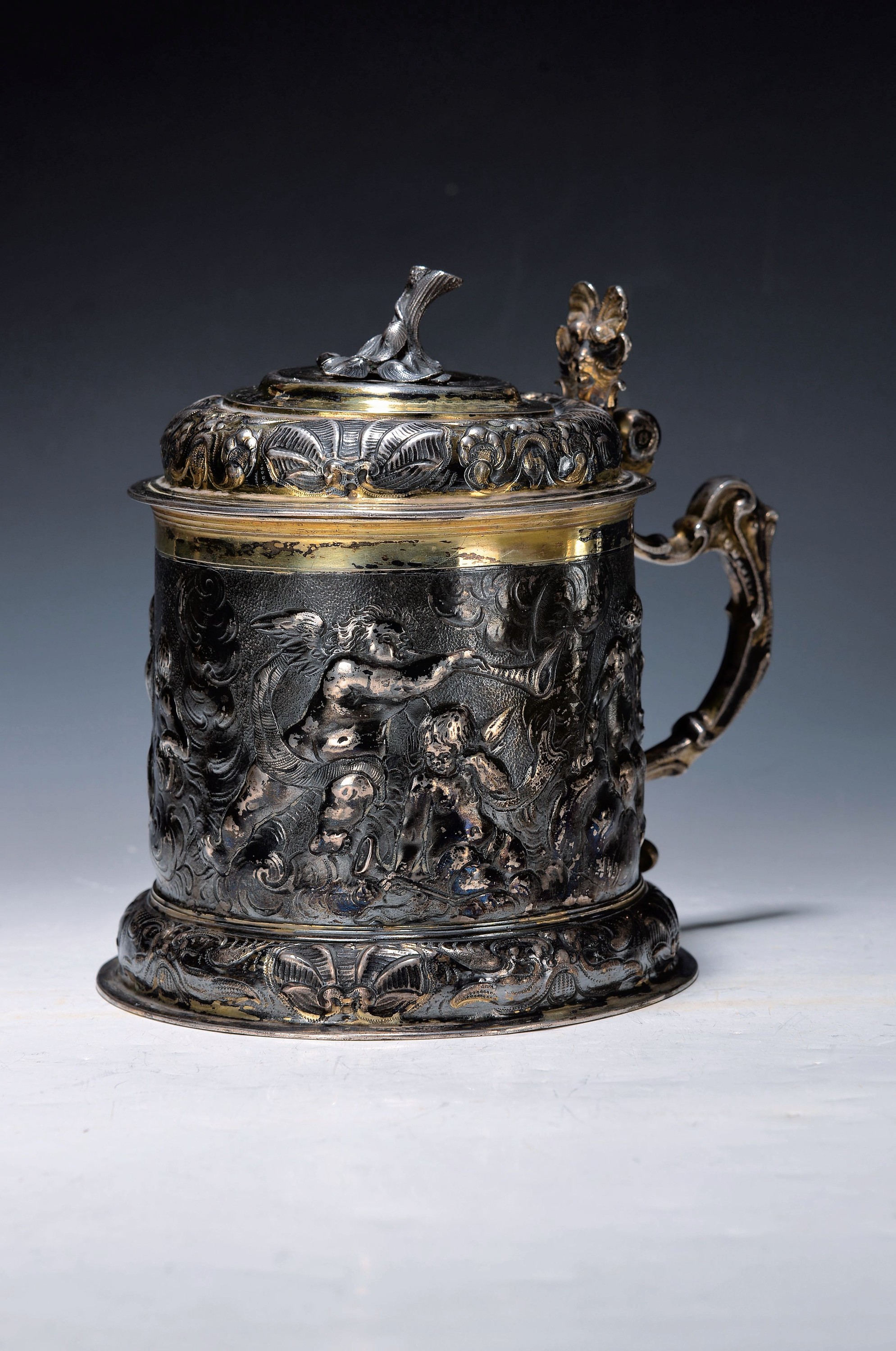 Barocker Silberhumpen, Leipzig, 17.Jh., wohl Meister Andreas Kauxdorf (1618-1669) Stadtmarke Leipzig, Silber teilvergoldet, zylindrische Wandung ...