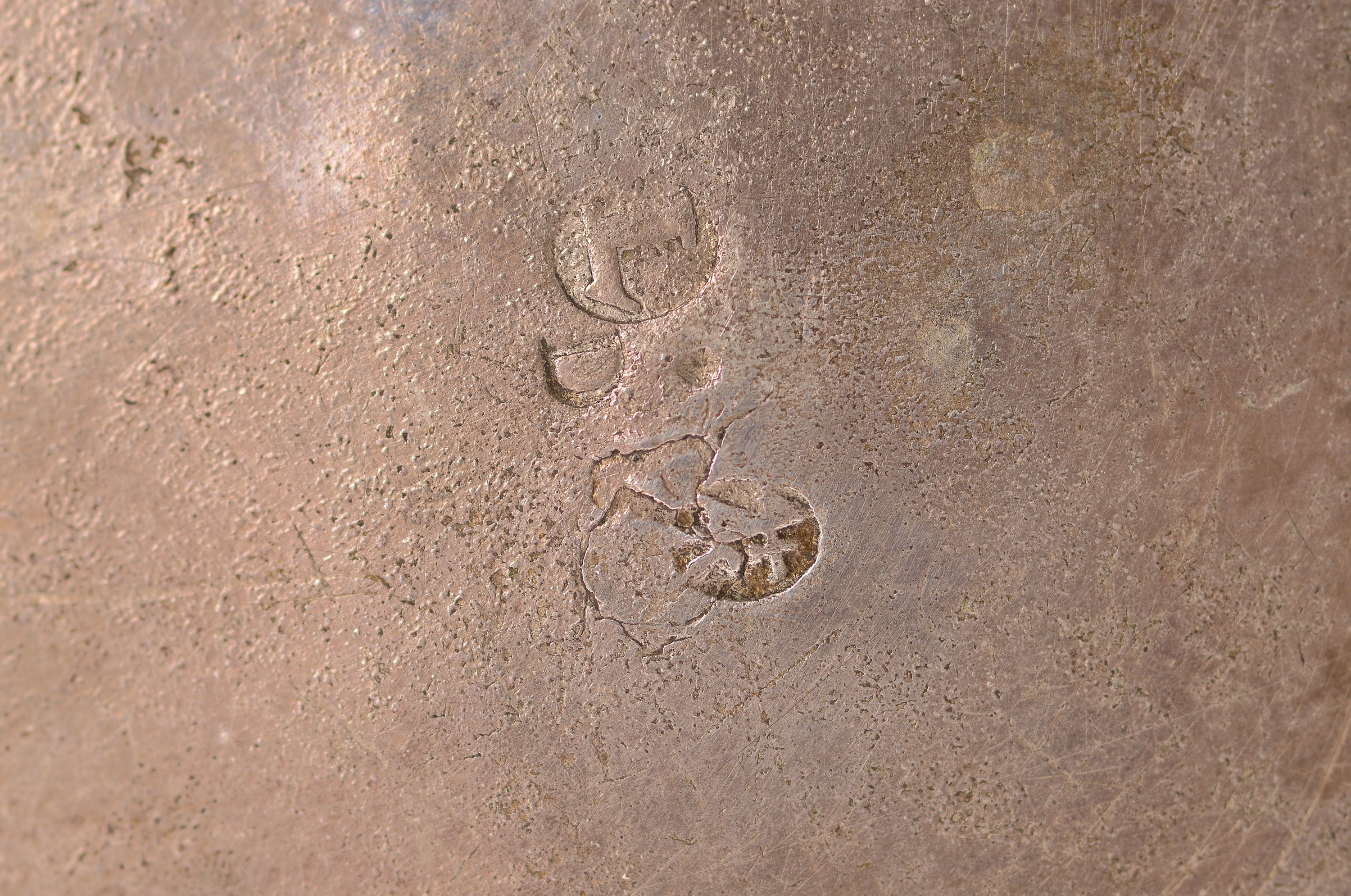 Detail a: Barocker Silberhumpen, Leipzig, 17.Jh., wohl Meister Andreas Kauxdorf (1618-1669) Stadtmarke Leipzig, Silber teilvergoldet, zylindrische Wandung ...