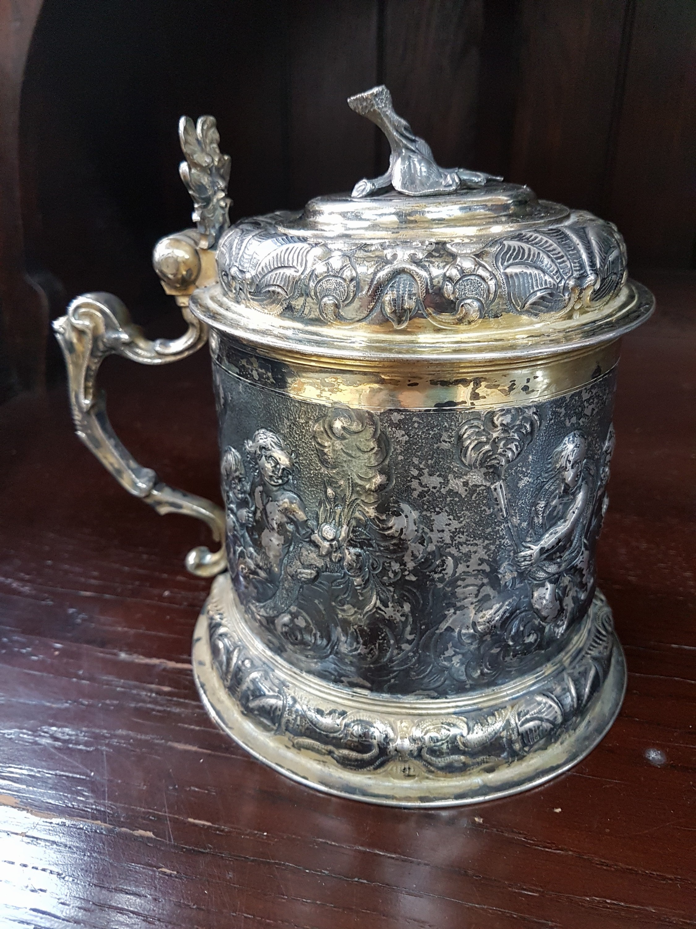 Detail b: Barocker Silberhumpen, Leipzig, 17.Jh., wohl Meister Andreas Kauxdorf (1618-1669) Stadtmarke Leipzig, Silber teilvergoldet, zylindrische Wandung ...