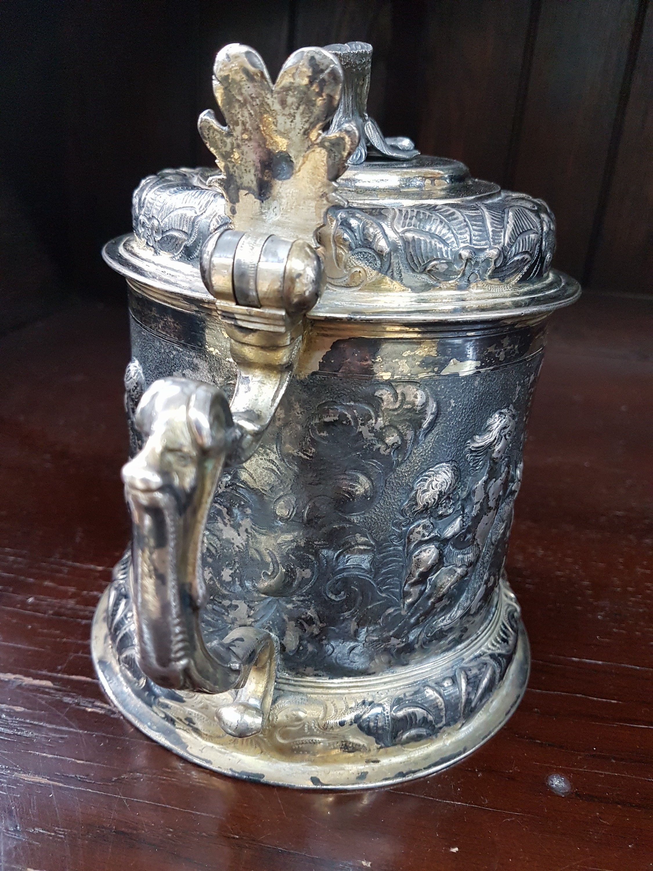Detail c: Barocker Silberhumpen, Leipzig, 17.Jh., wohl Meister Andreas Kauxdorf (1618-1669) Stadtmarke Leipzig, Silber teilvergoldet, zylindrische Wandung ...