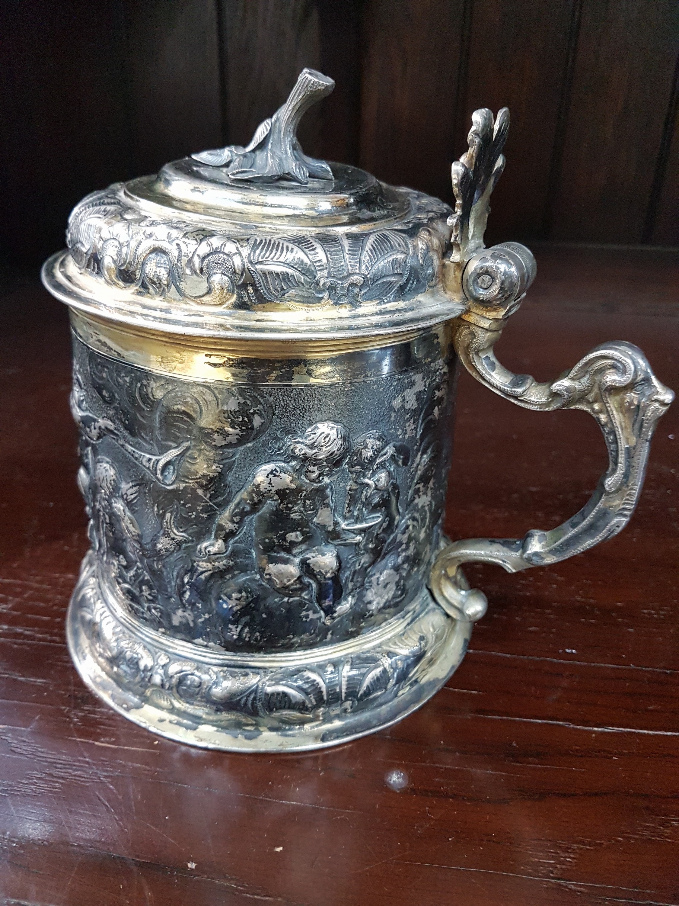 Detail d: Barocker Silberhumpen, Leipzig, 17.Jh., wohl Meister Andreas Kauxdorf (1618-1669) Stadtmarke Leipzig, Silber teilvergoldet, zylindrische Wandung ...