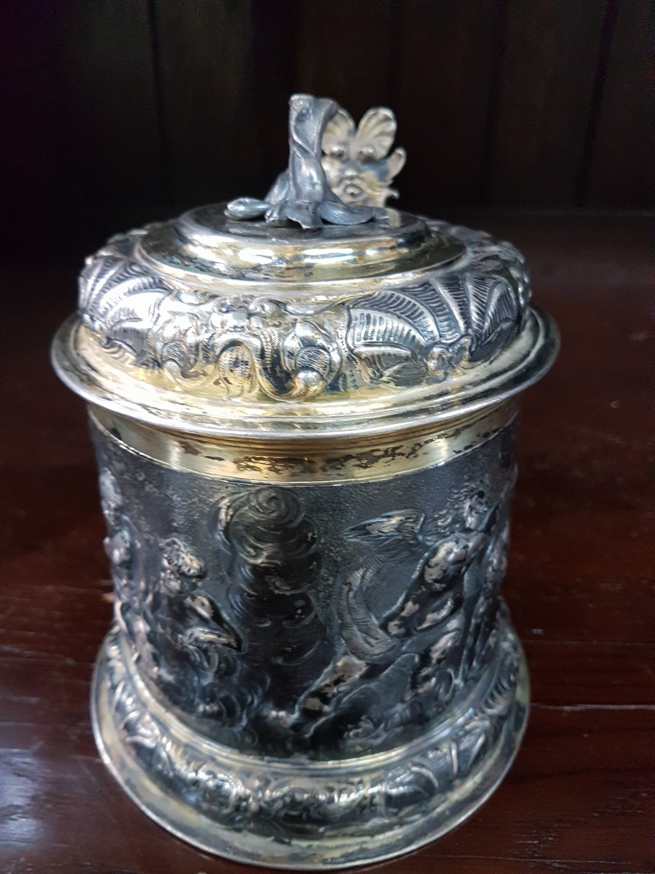 Detail e: Barocker Silberhumpen, Leipzig, 17.Jh., wohl Meister Andreas Kauxdorf (1618-1669) Stadtmarke Leipzig, Silber teilvergoldet, zylindrische Wandung ...