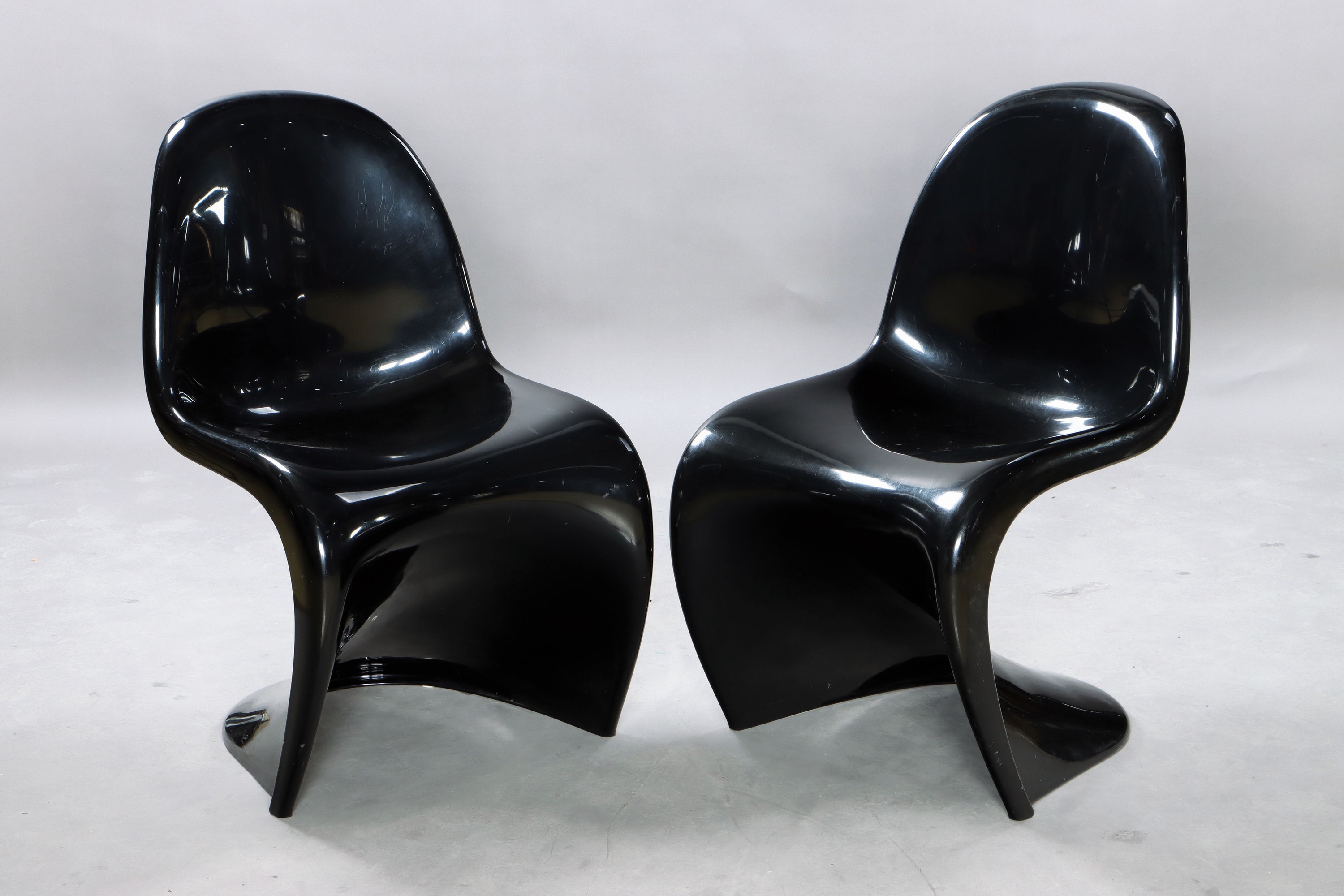 Paar Panton-Chairs, Entwurf 1959 Verner Panton, 1973 Fehlbaum, schwarzer Kunststoff, l. Gebr.-spuren, H. ca. 83 cm, Sh. ca. 40 cm EZ 2