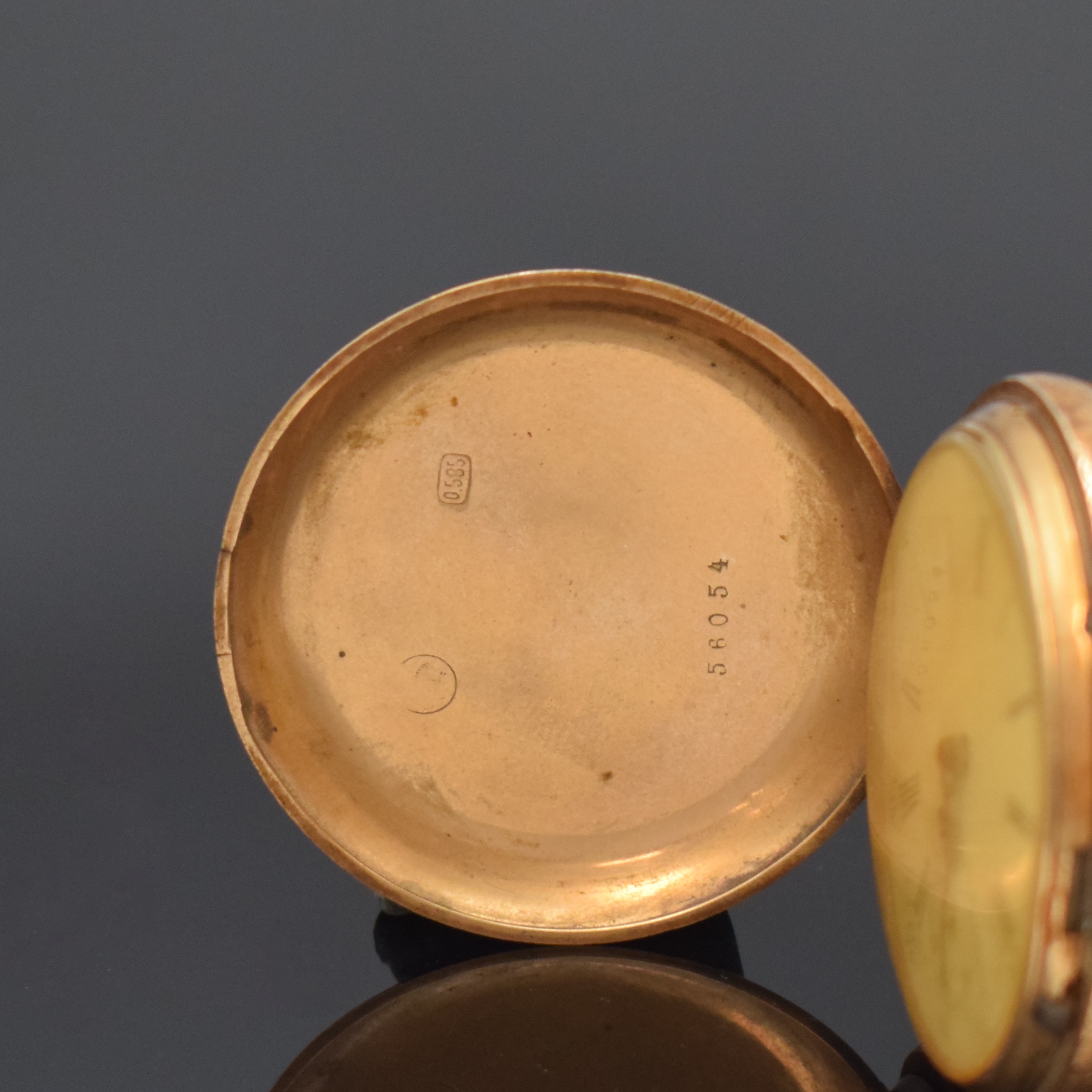 Detail a: Herrensavonette in GG 585/000, Handaufzug, Schweiz um 1910, vollgrav. 2-Deckel Goldgeh. dell., Emailzifferbl. m. röm. Std. riss., kl. Sek. zu ers., ...